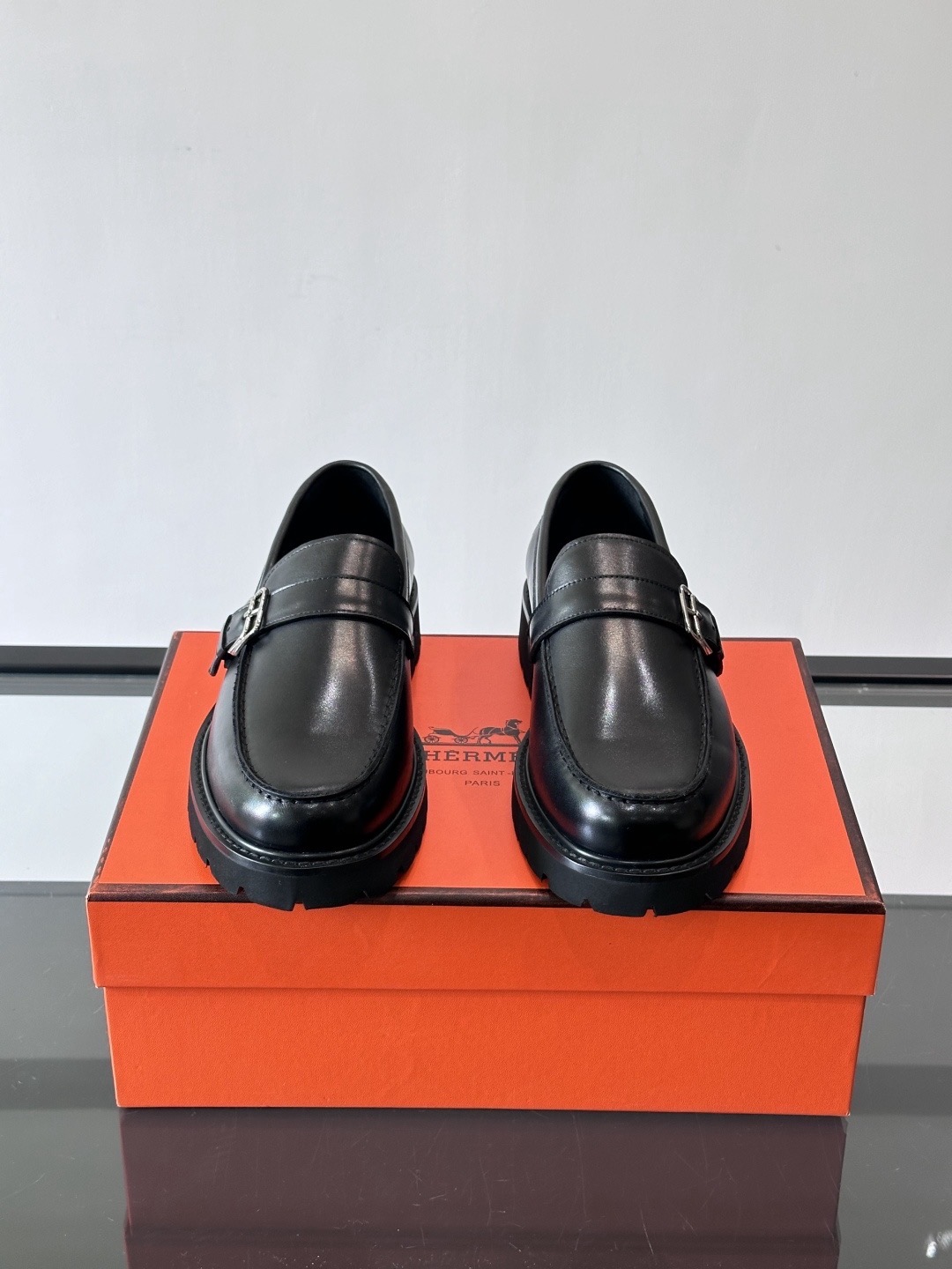 Лоферы мужские в стиле Hermes с пряжкой из натуральной кожи черного цвета