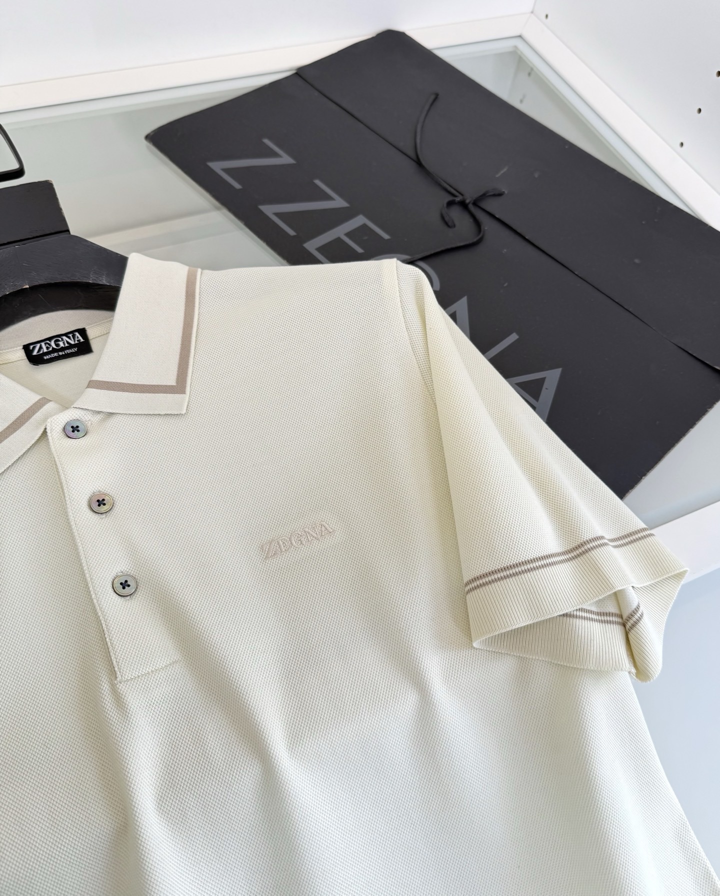 Поло мужское в стиле Zegna из хлопка молочного цвета с контрастной отделкой воротника