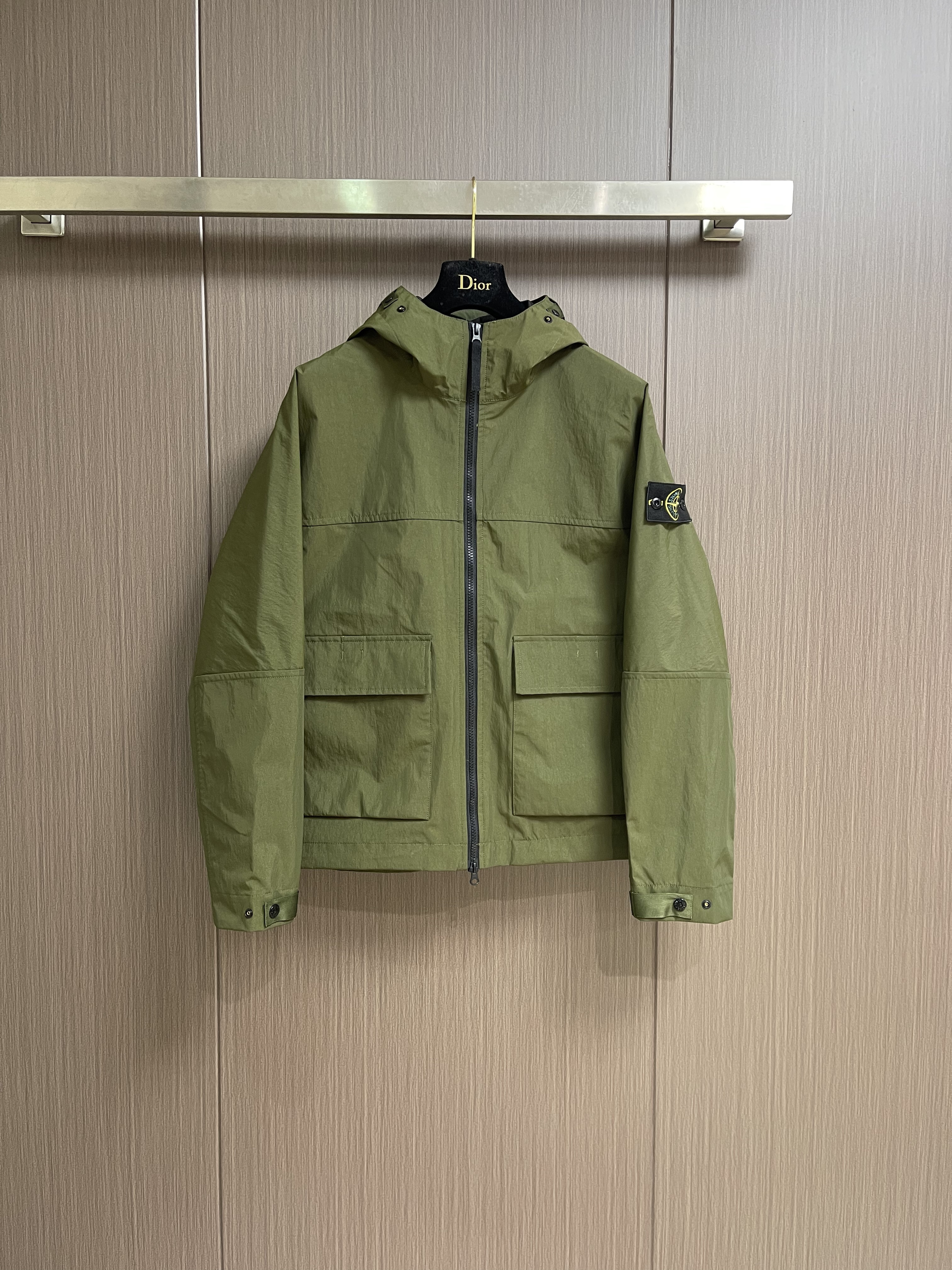 Куртка мужская в стиле Stone Island с капюшоном зелёного цвета