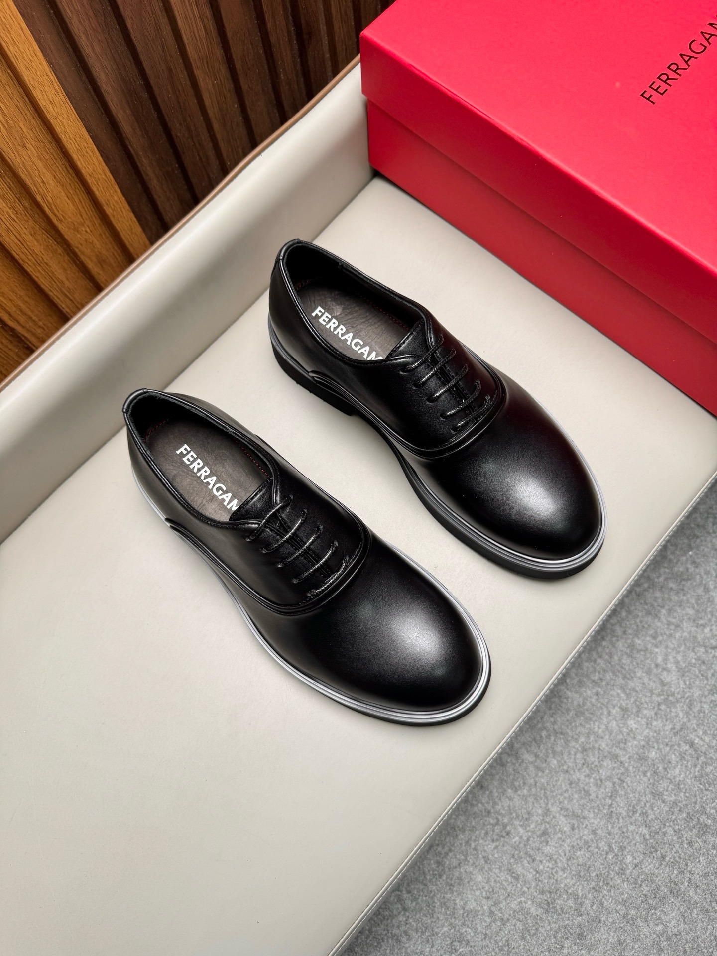 Туфли мужские в стиле Salvatore Ferragamo чёрного цвета со шнуровкой