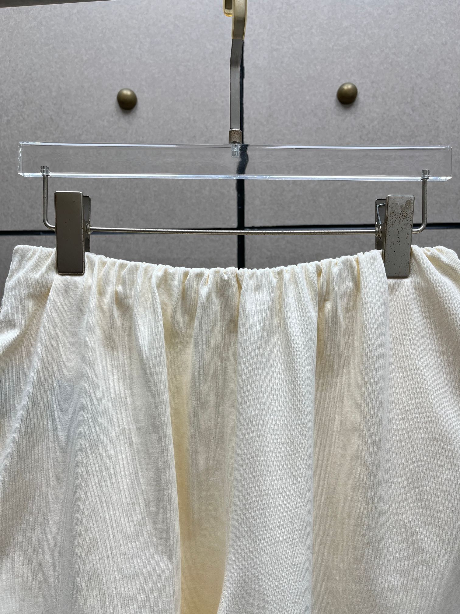 Брюки женские в стиле Toteme молочного цвета с вышивкой