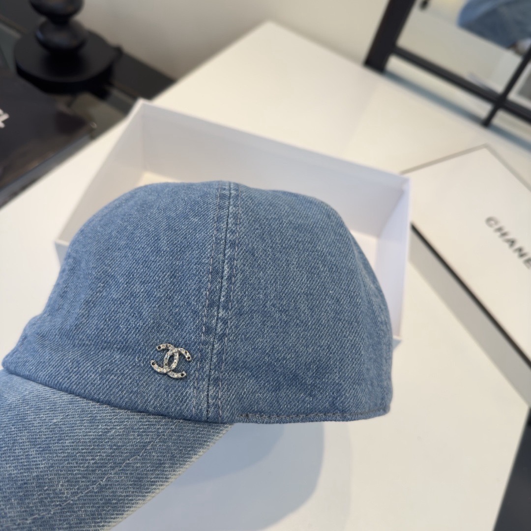 Кепка женская в стиле Chanel из джинсовой ткани голубого цвета