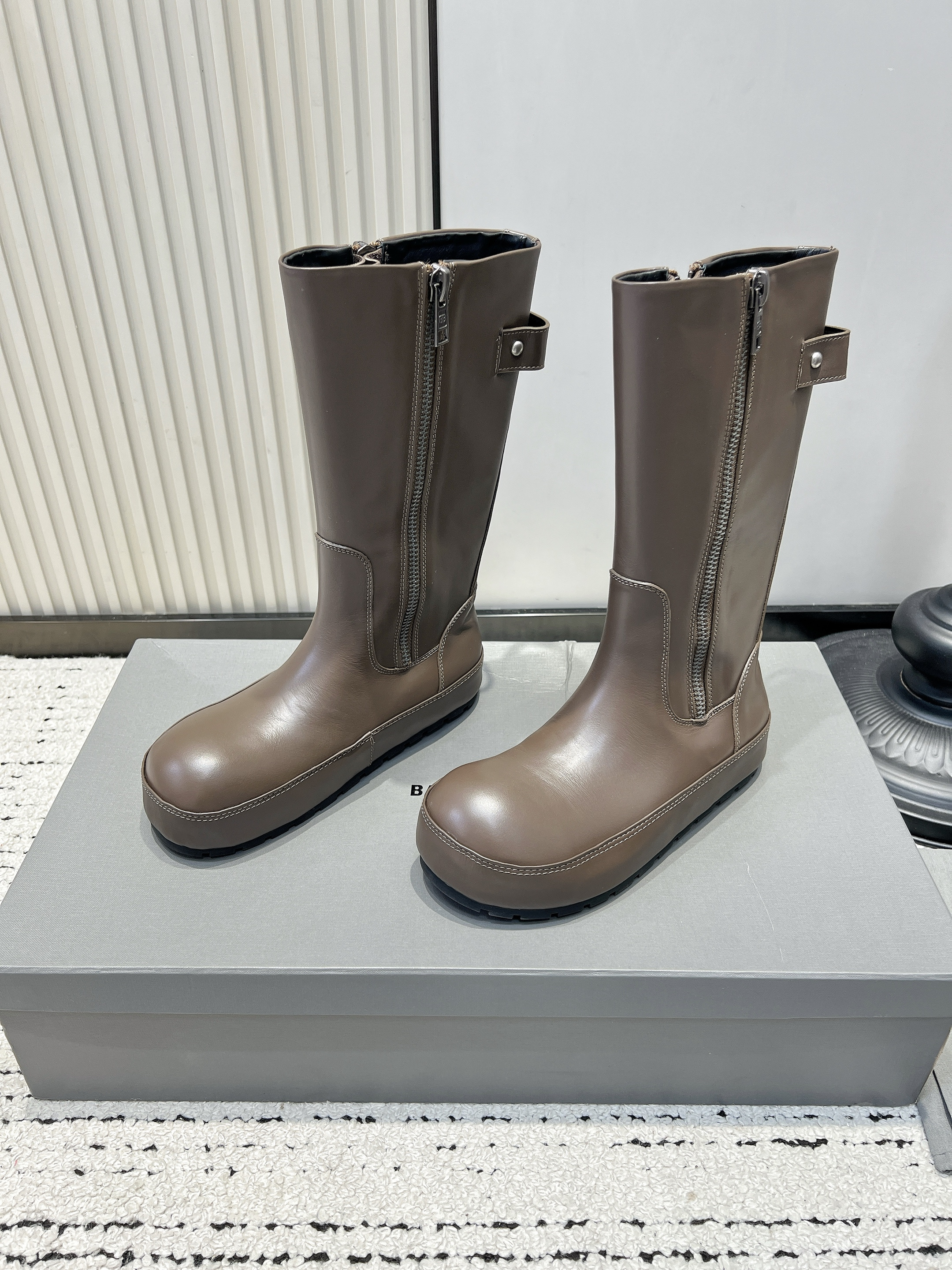 Сапоги женские Balenciaga серо-коричневого цвета