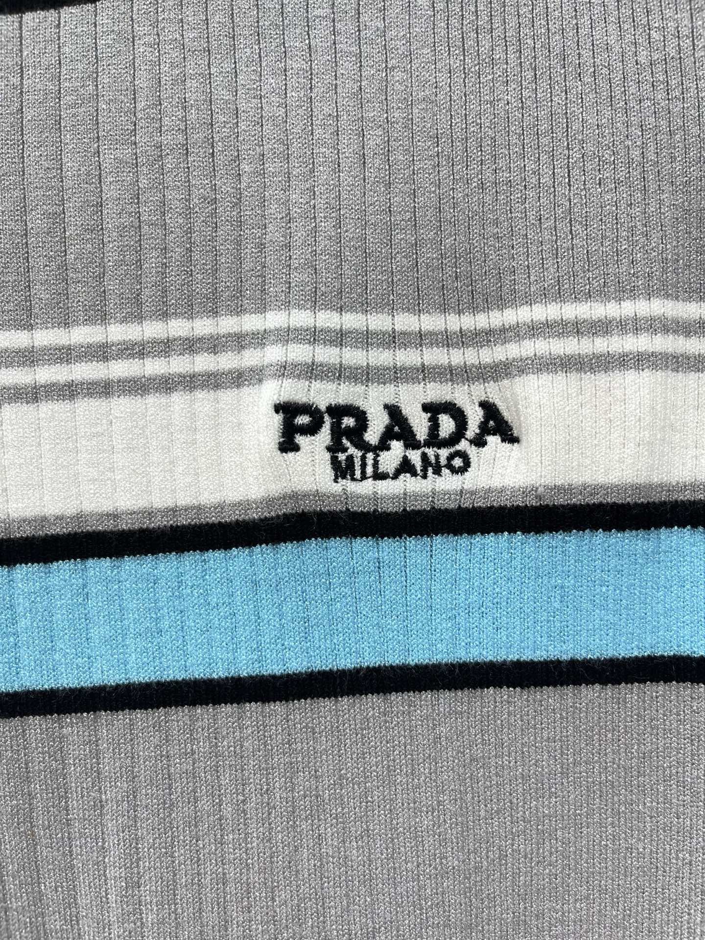 Футболка женская в стиле Prada вязаная в полоску с коротким рукавом серого цвета