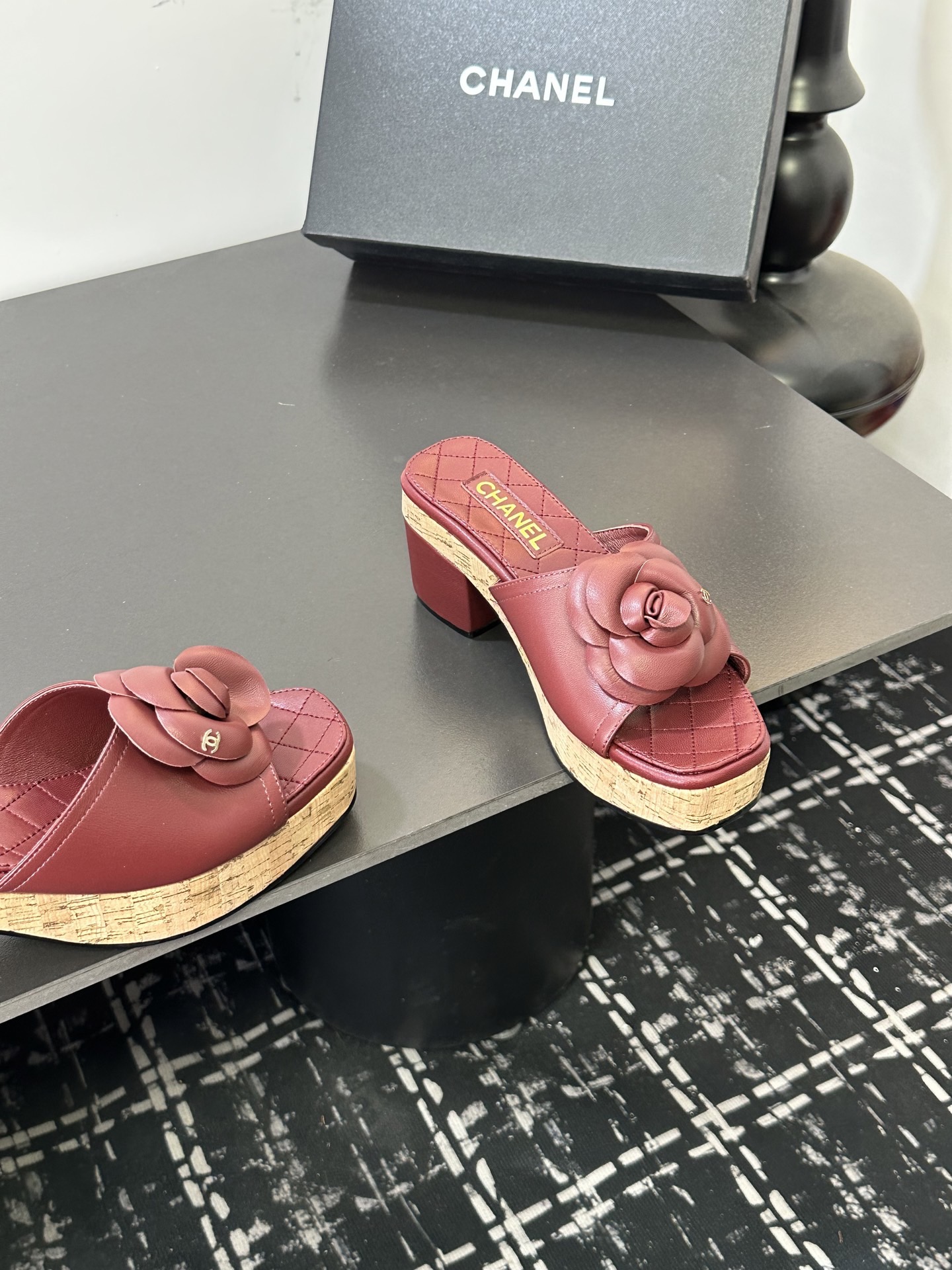 Мюли женские в стиле Chanel с цветком камелии бордового цвета