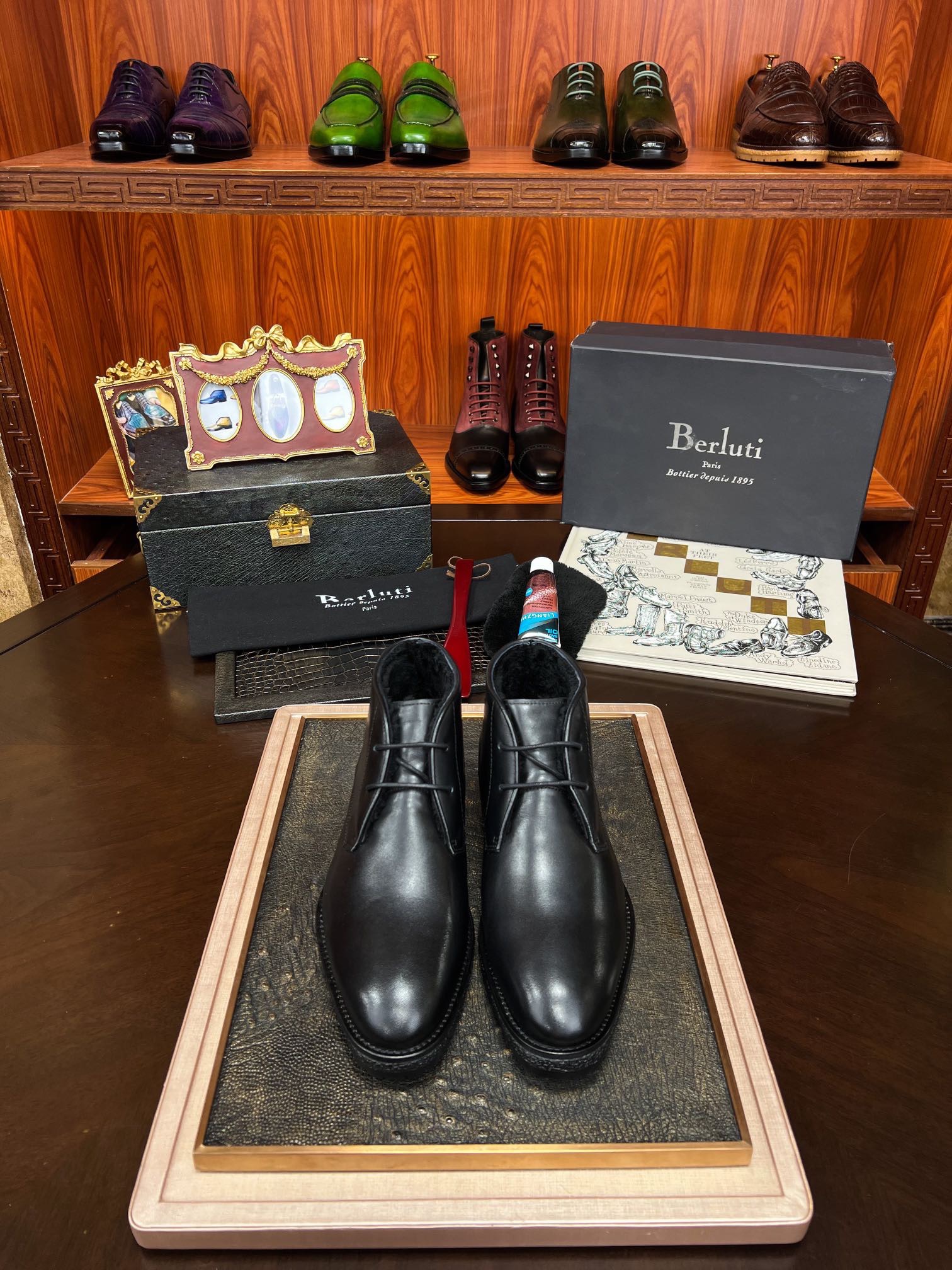 Ботинки мужские в стиле Berluti из натуральной кожи черного цвета