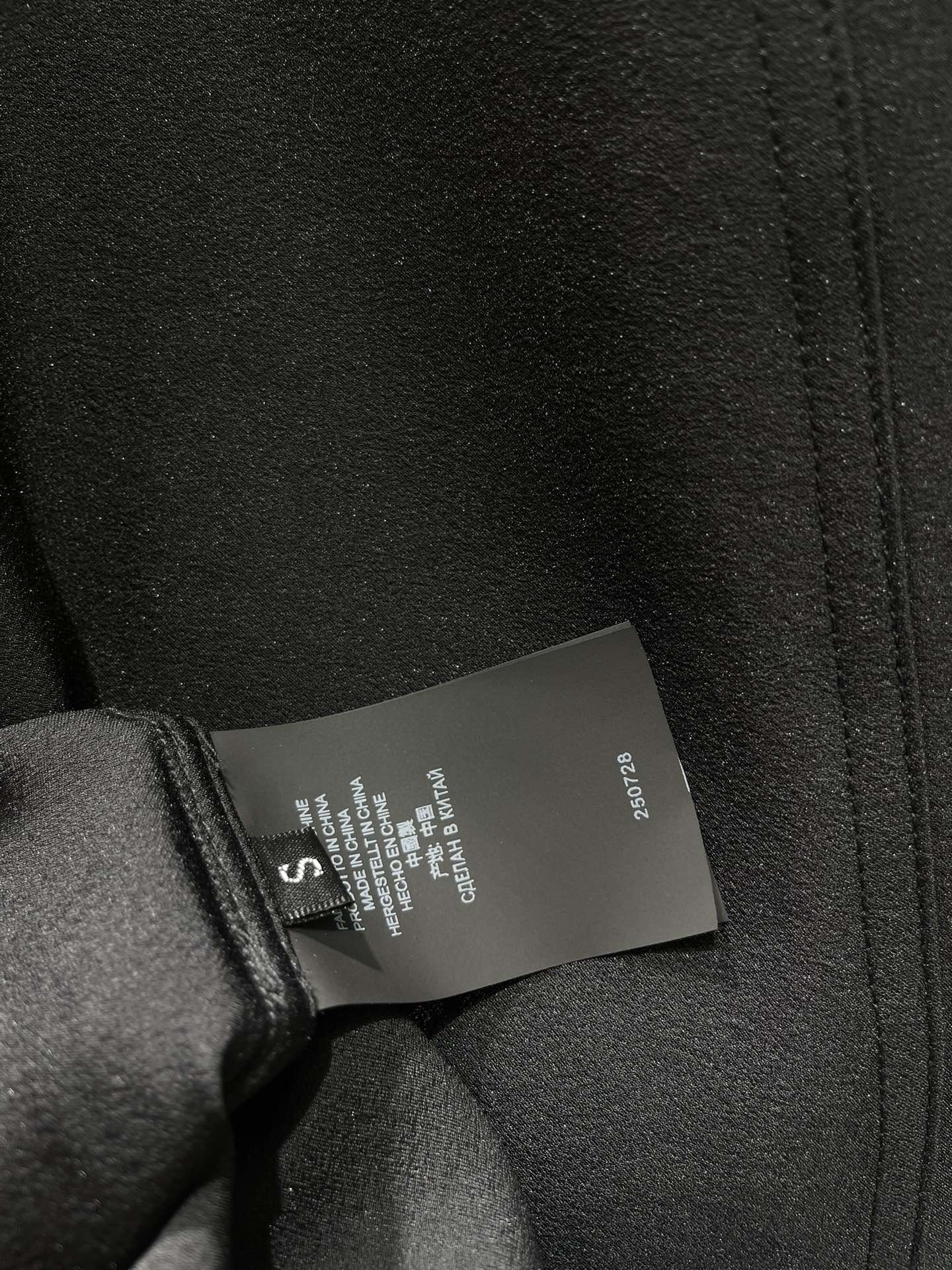 Блуза женская в стиле Balmain из гладкого текстиля черного цвета с драпированным воротником