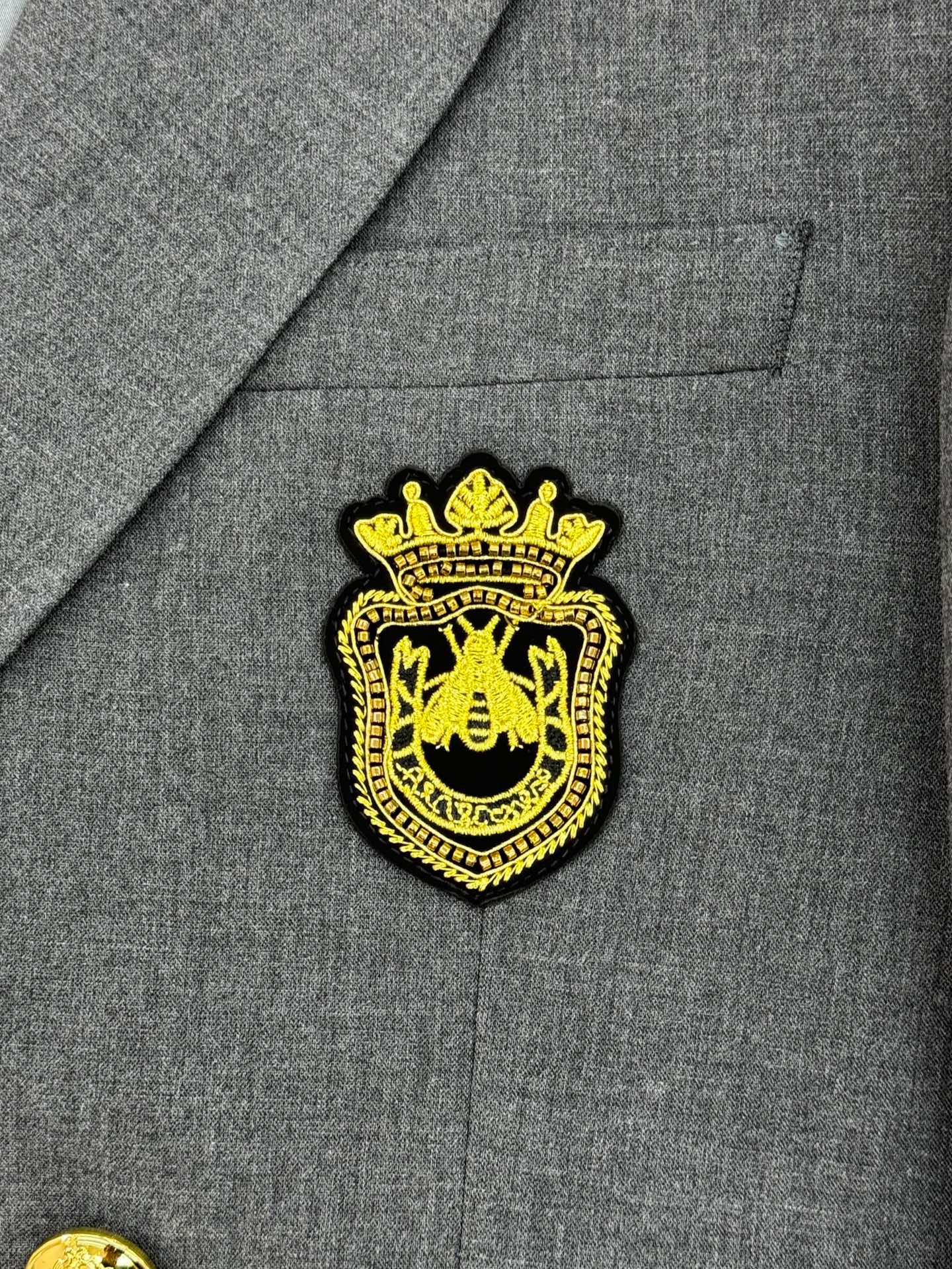 Костюм мужской в стиле Dolce&Gabbana серого цвета с двубортным пиджаком