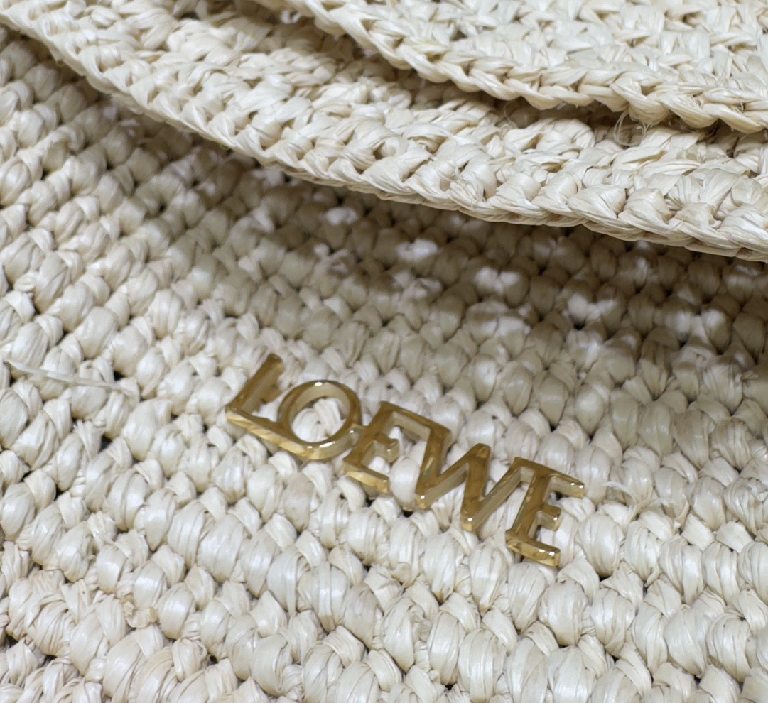 Сумка женская в стиле Loewe Paula’s Ibiza Ola бежевого цвета с цепью