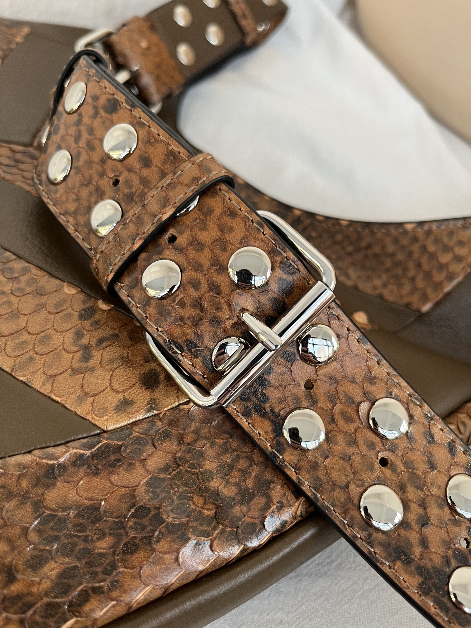 Сумка женская в стиле Valentino Garavani Hoboho Hobo коричневого цвета с фактурной отделкой(35 cм)