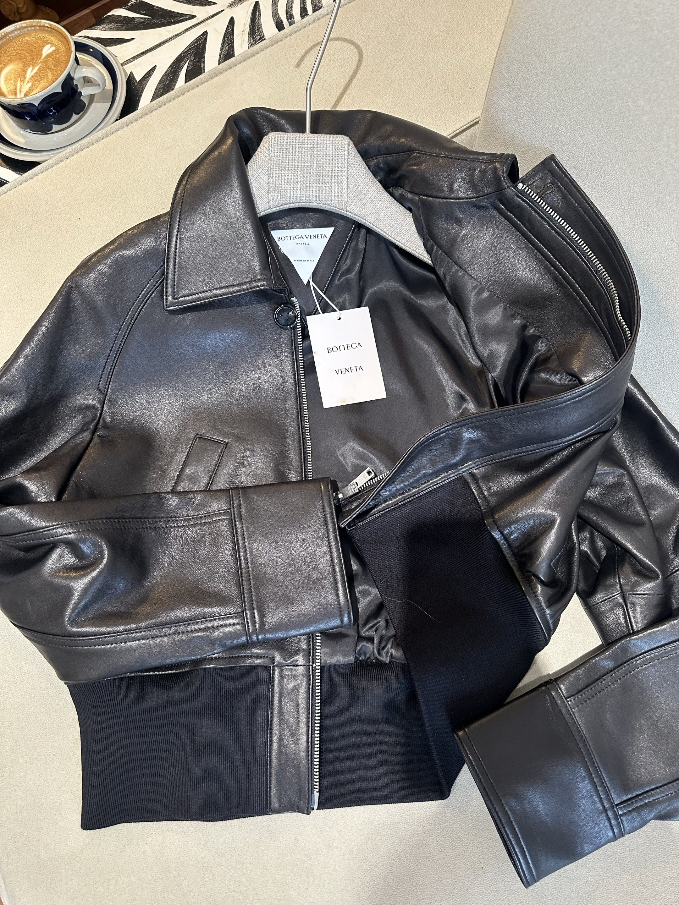 Куртка унисекс в стиле Bottega Veneta чёрного цвета с отложным воротником