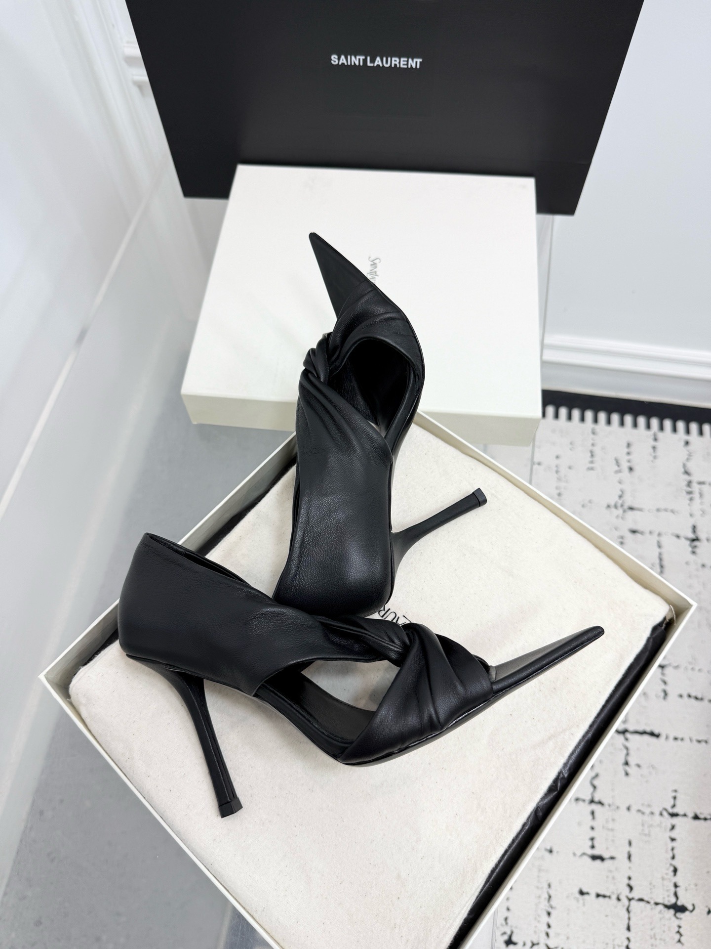 Туфли женские в стиле Saint Laurent из натуральной кожи черного цвета
