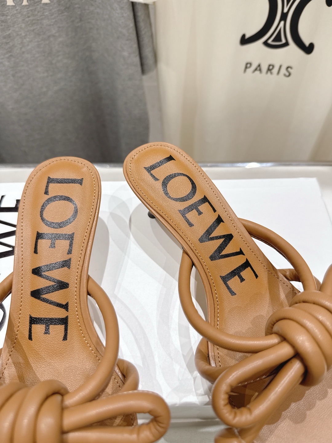 Мюли женские в стиле LOEWE F036 карамельного цвета со шнуровкой