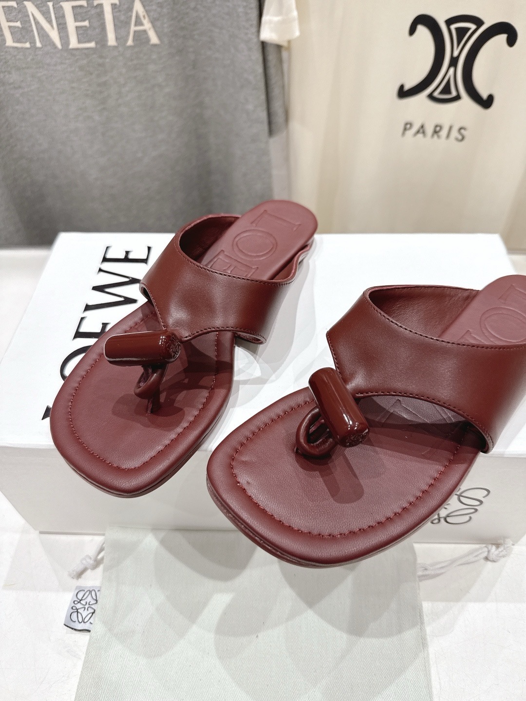 Сабо женские в стиле LOEWE Anagram бордового цвета с перемычкой