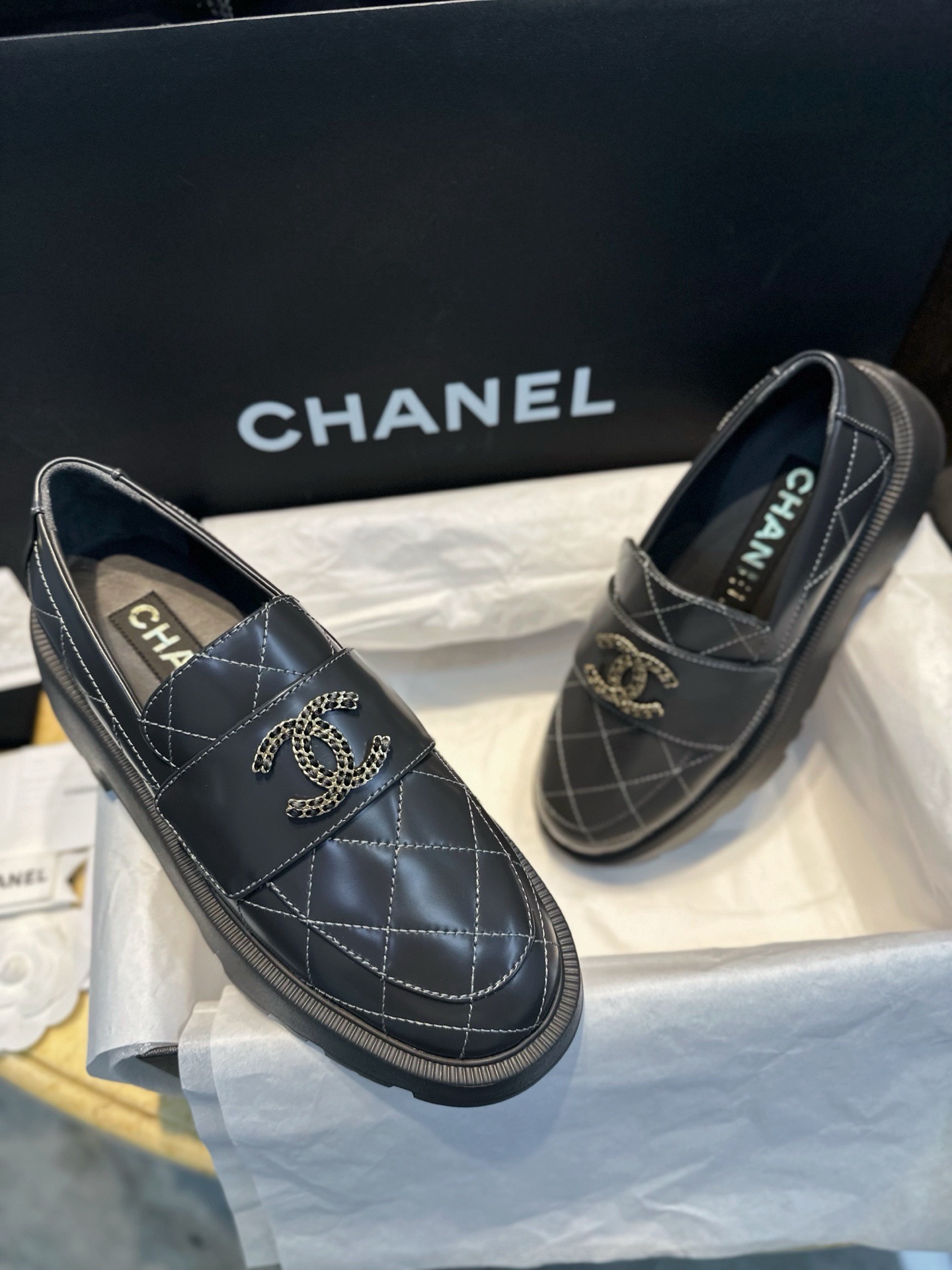 Лоферы женские в стиле Chanel 24B из натуральной кожи серого цвета