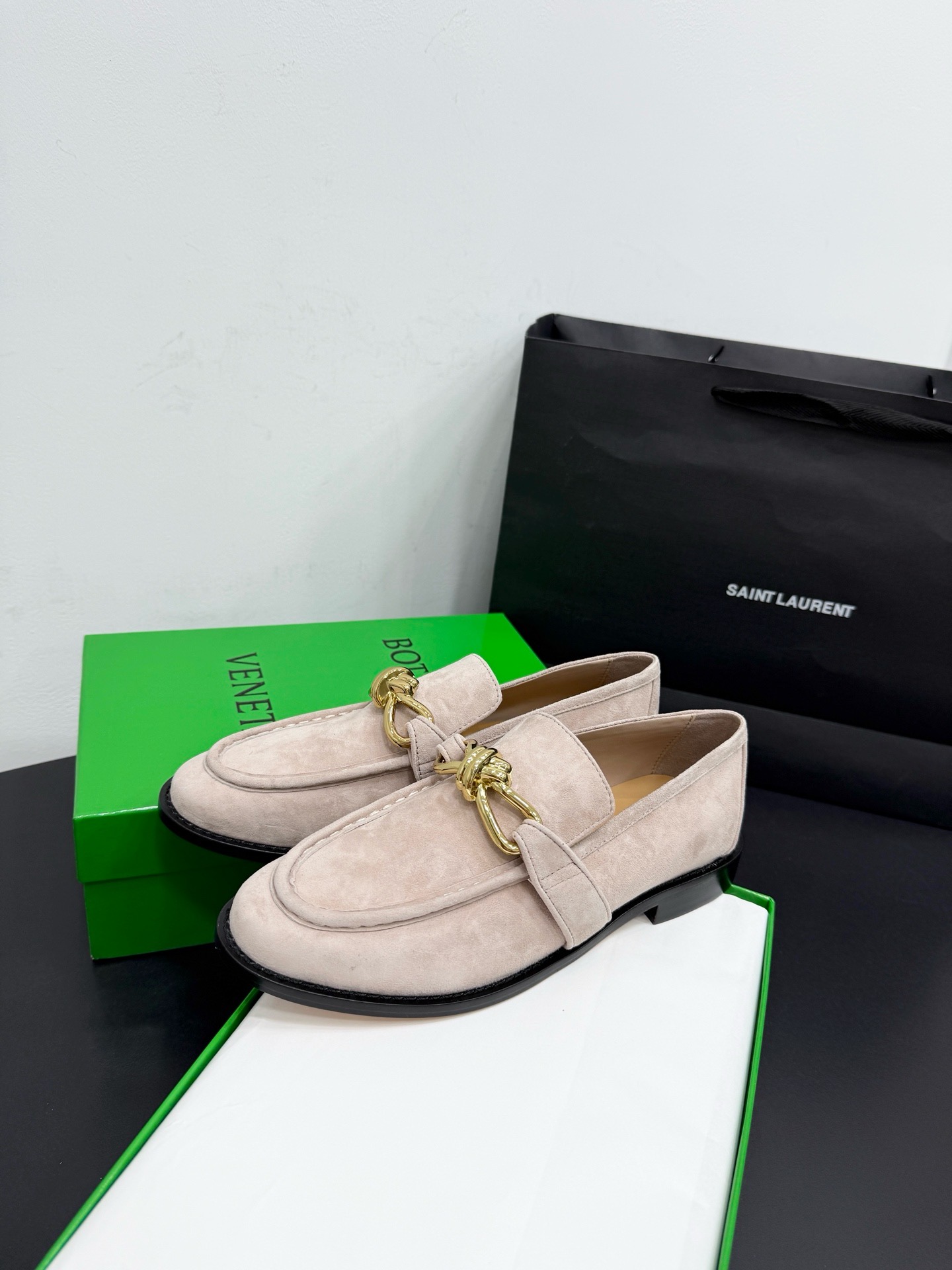 Лоферы женские Bottega Veneta Astaire с металлическим узлом бежевого цвета
