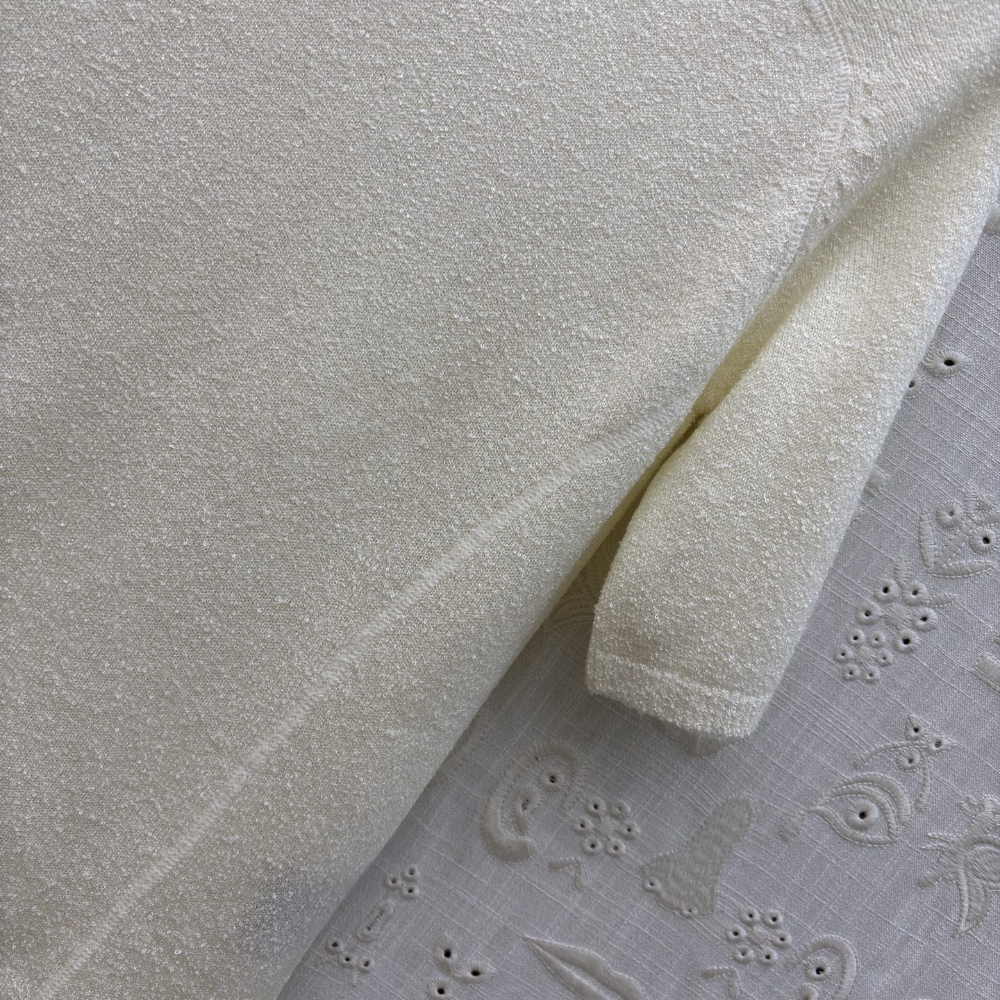 Футболка женская в стиле Schiaparelli молочного цвета с контрастной отделкой швов