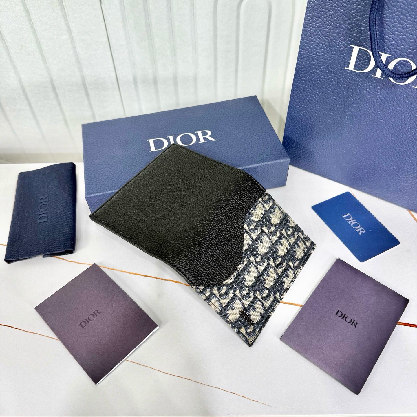 Обложка для паспорта мужская Dior бежево-чёрного цвета