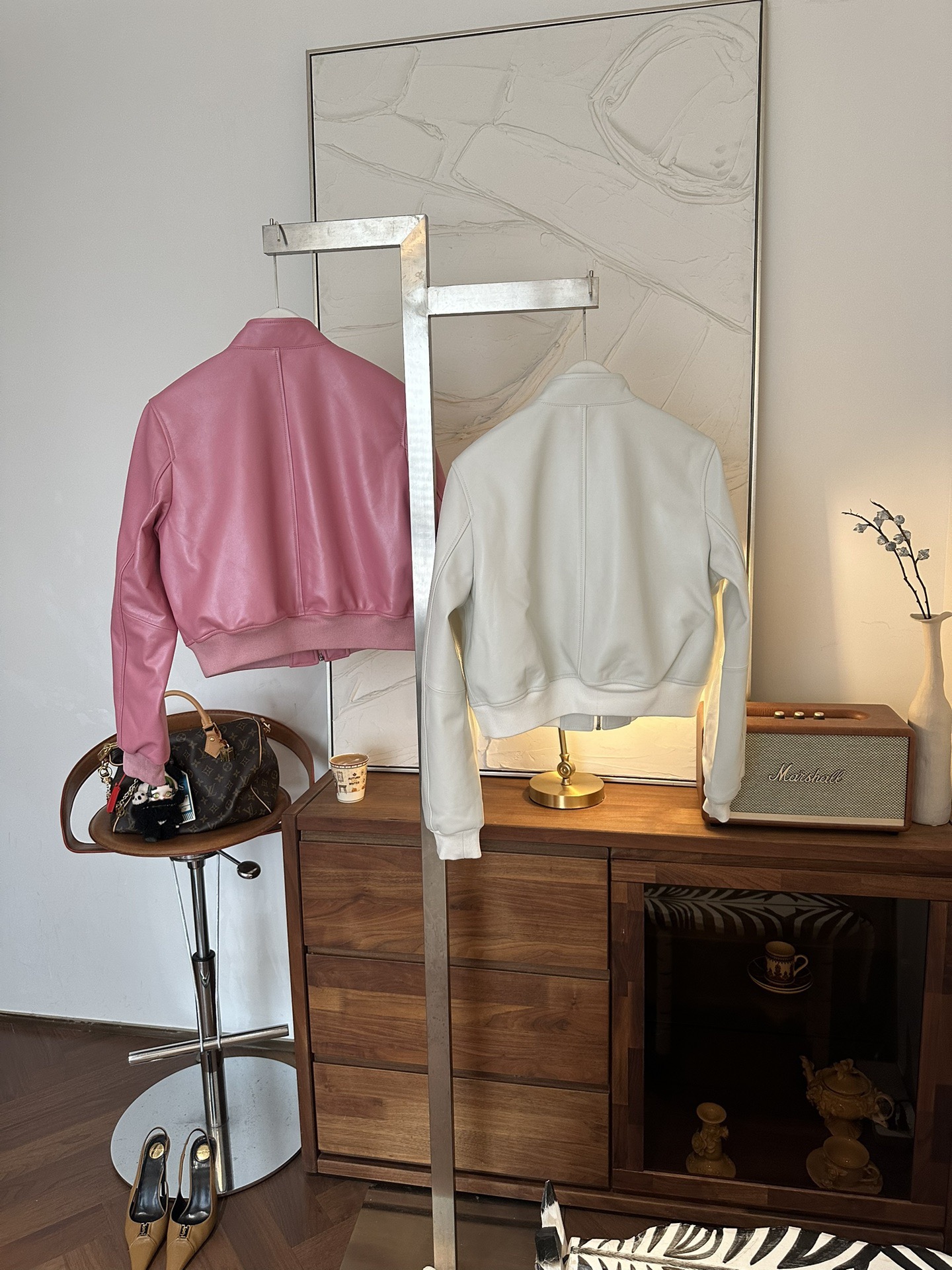 Куртка женская в стиле Dior из натуральной кожи молочного цвета укороченная с воротником-стойкой