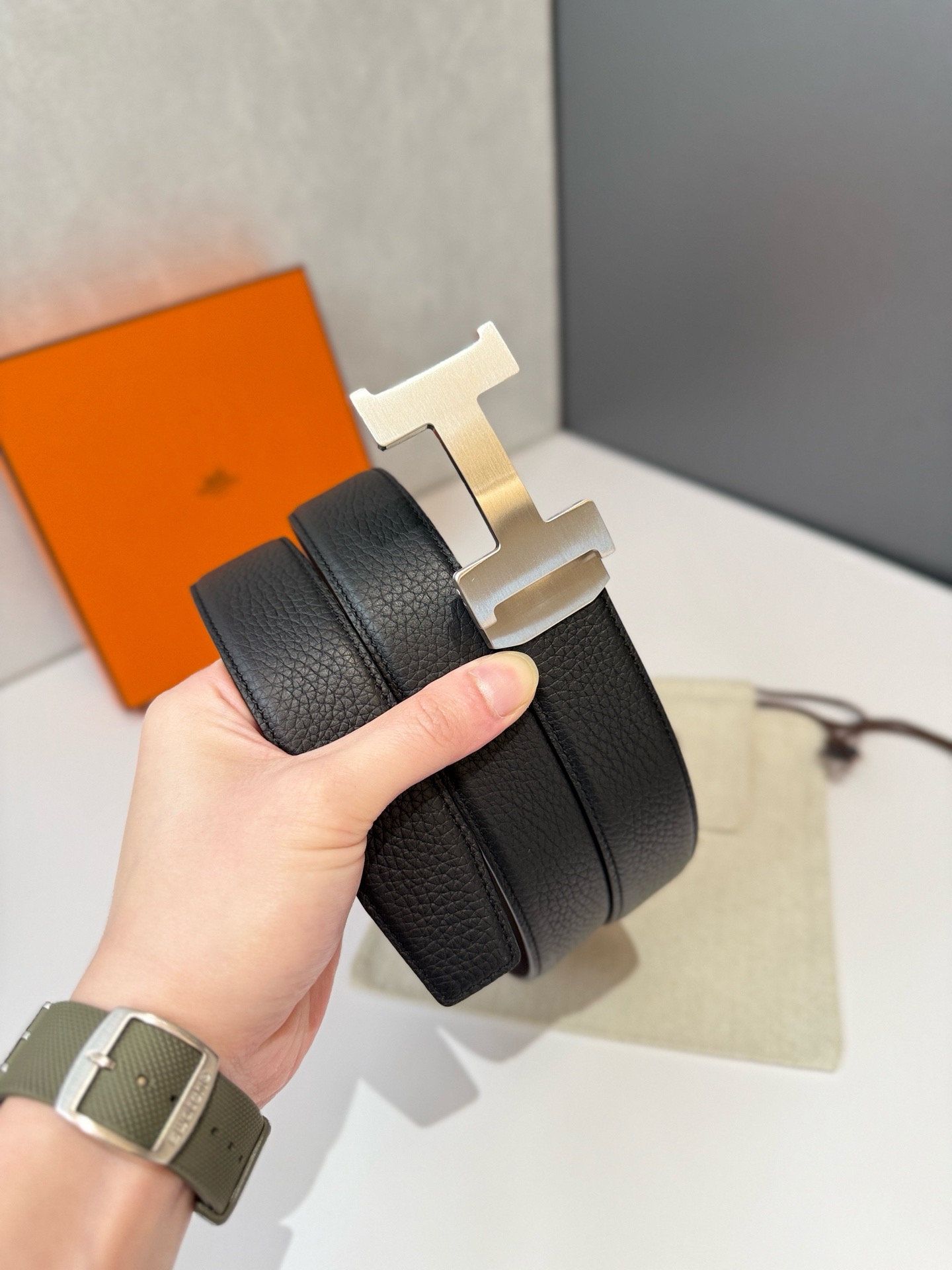 Ремень мужской Hermès чёрного цвета двусторонний со стальной пряжкой 