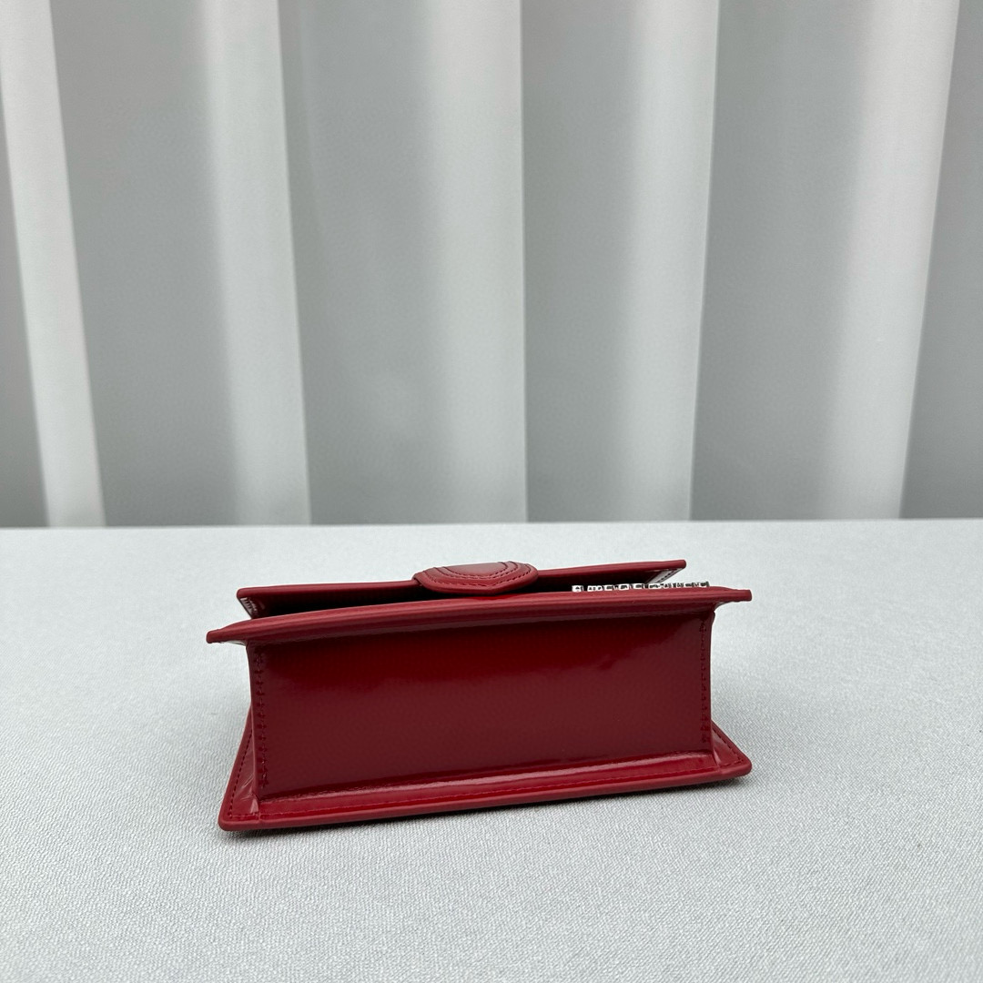 Сумка женская Jacquemus Bambino мини из лакированной кожи красного цвета