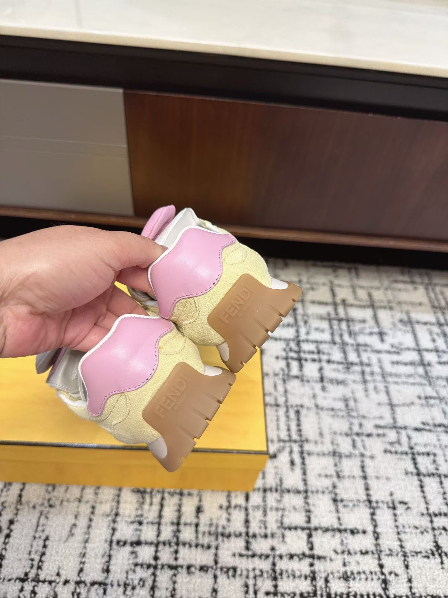 Кроссовки женские в стиле Fendi Delfina жёлтого цвета