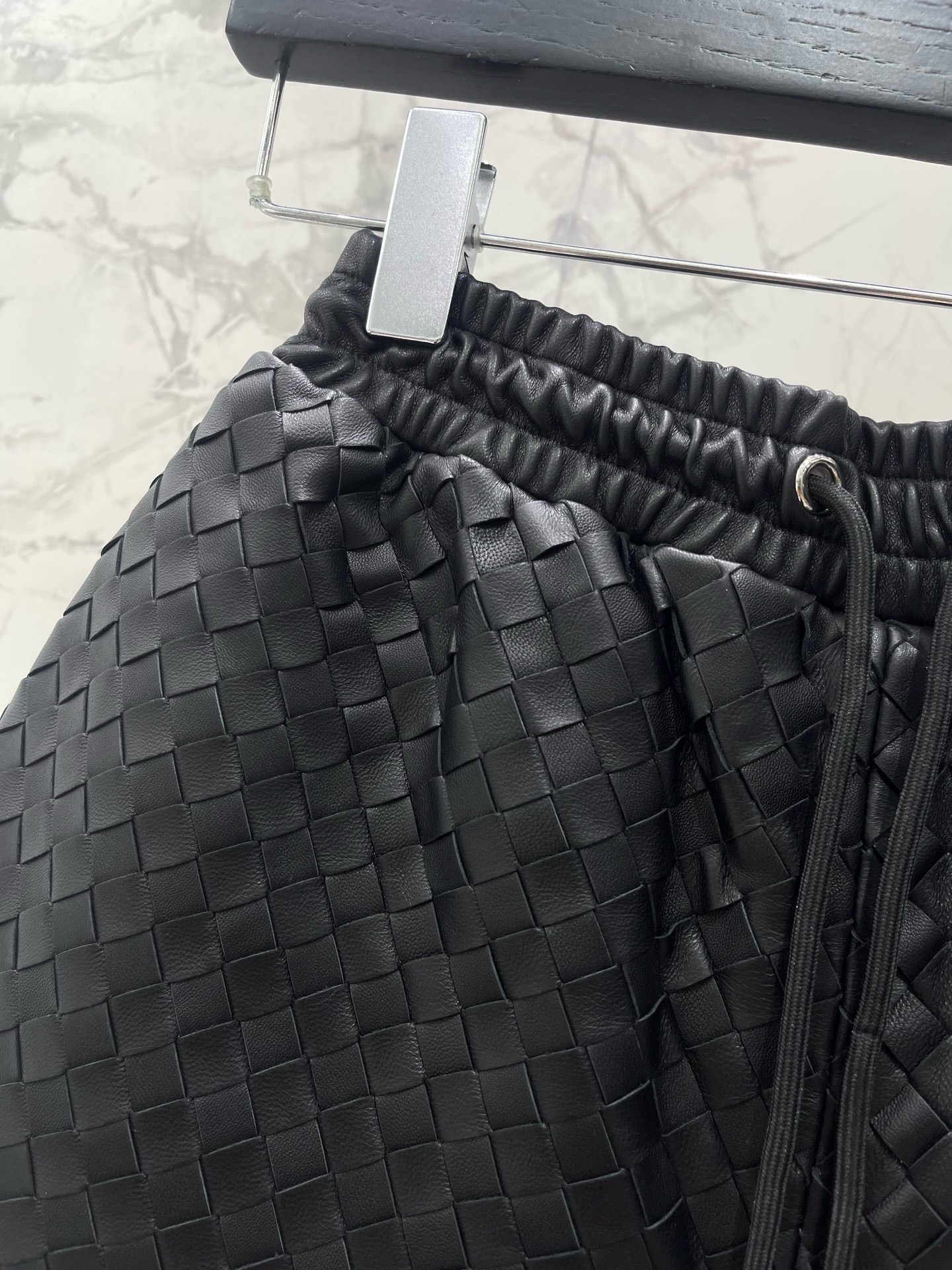 Костюм женский Bottega Veneta чёрного цвета с плетением Intrecciato