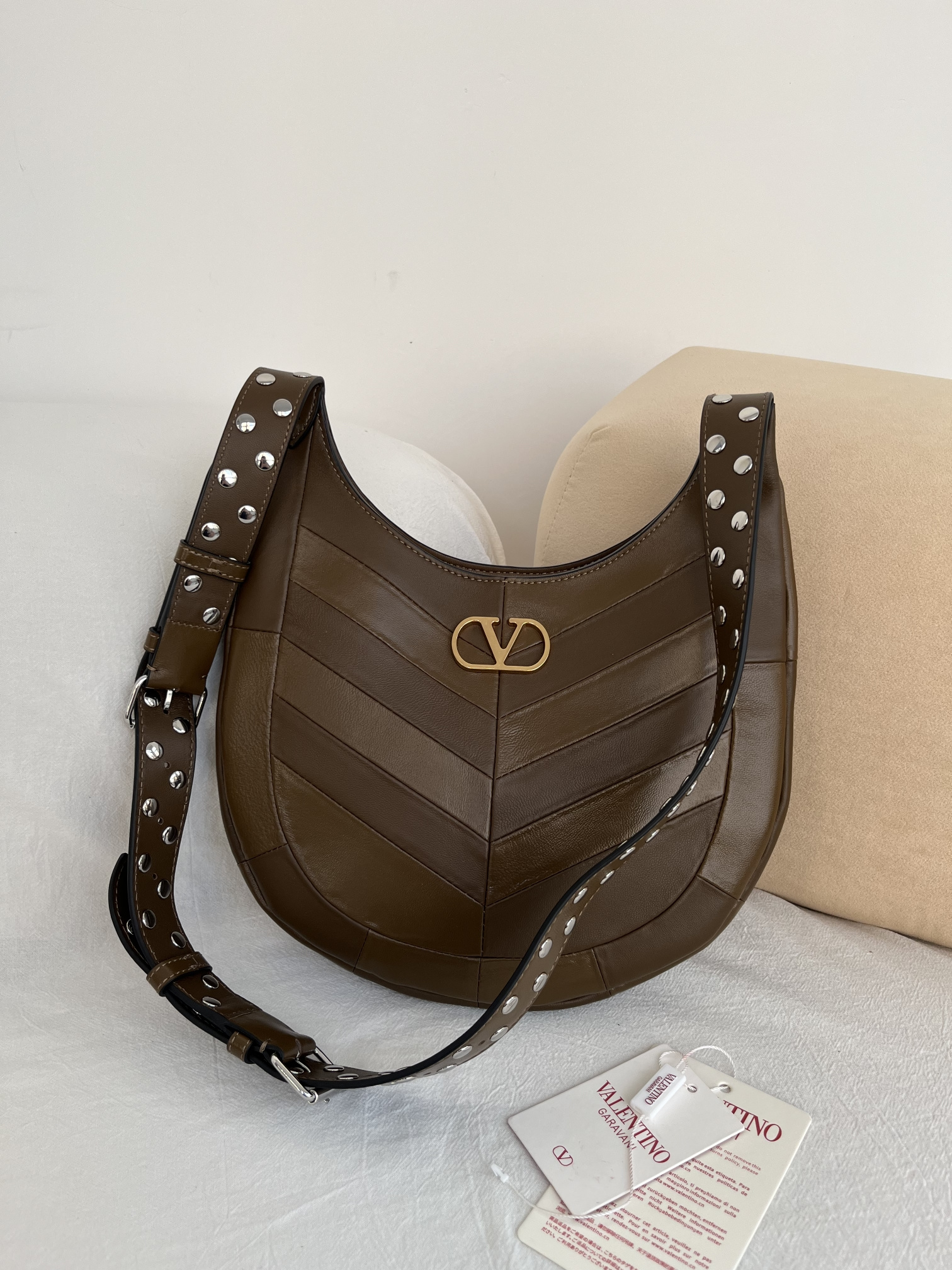 Сумка женская в стиле Valentino Garavani Hoboho Hobo коричневого цвета(28 см)