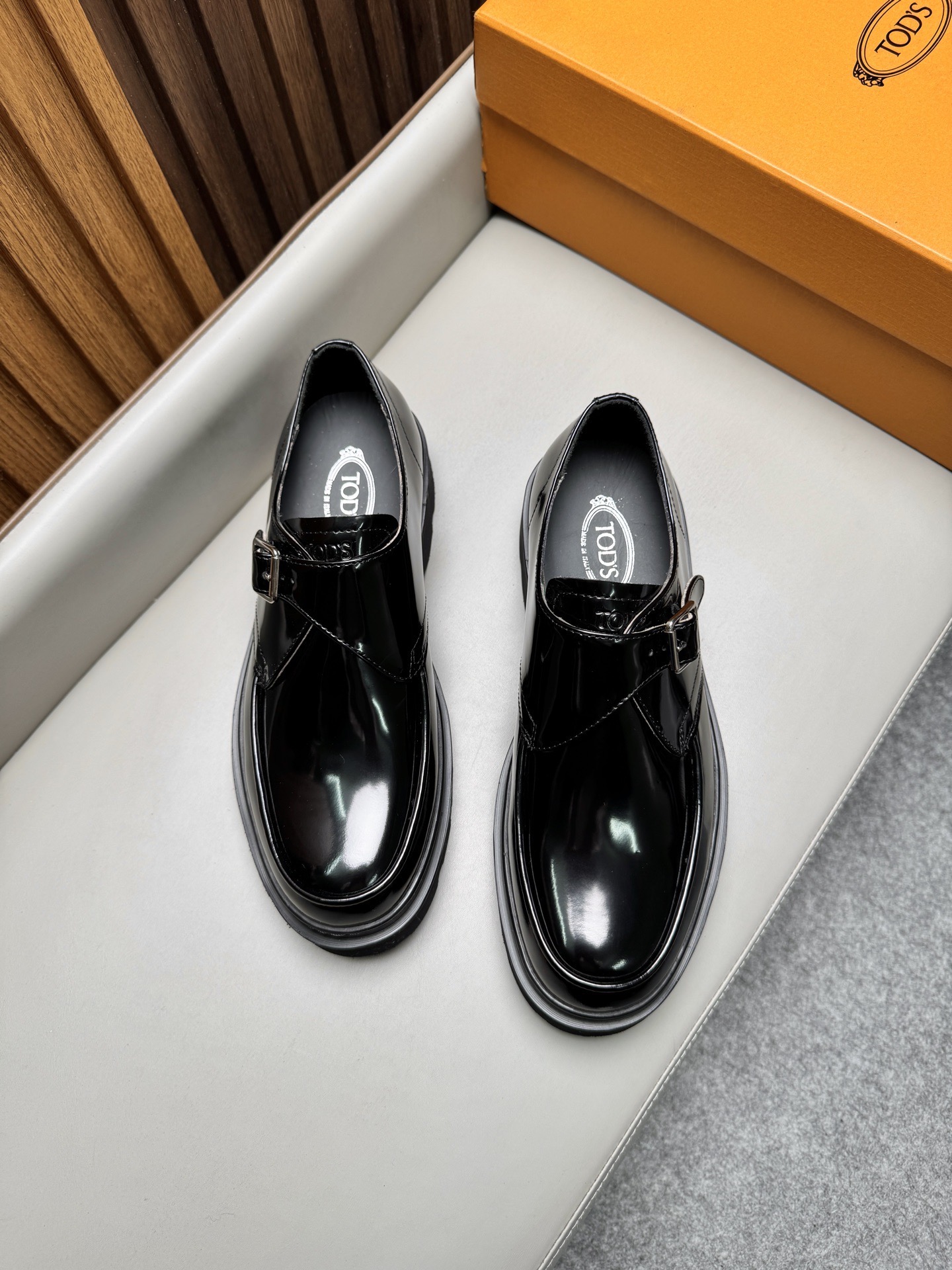 Лоферы мужские в стиле Tod’s черного цвета на массивной подошве