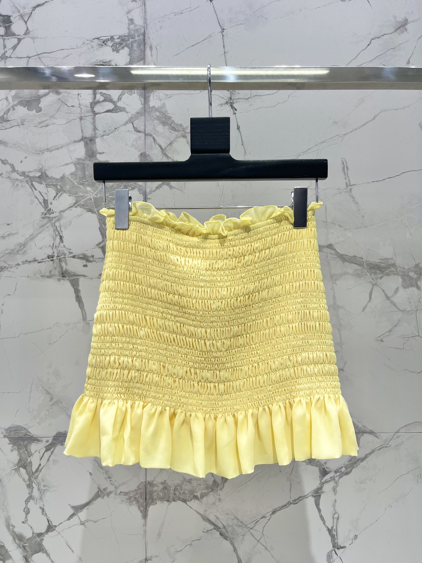 Юбка женская в стиле Saint Laurent жёлтого цвета с рельефной отделкой и оборкой