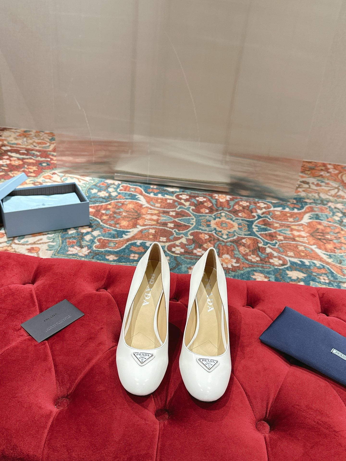 Туфли женские Prada из натуральной лакированной кожи белого цвета