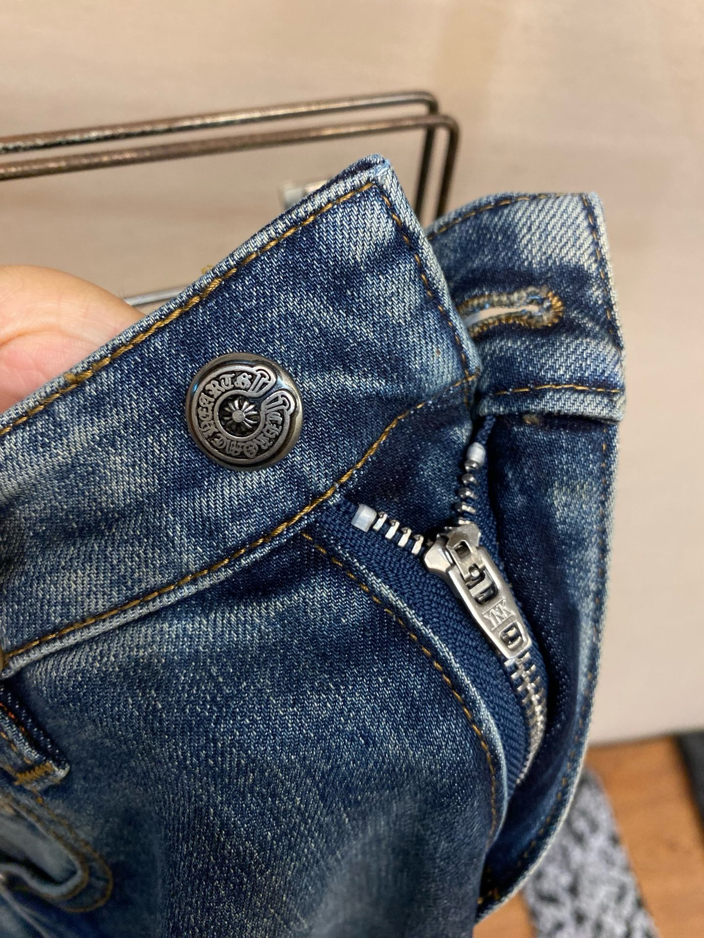 Джинсы мужские Chrome Hearts синего цвета прямого кроя с вышивкой и фирменной фурнитурой