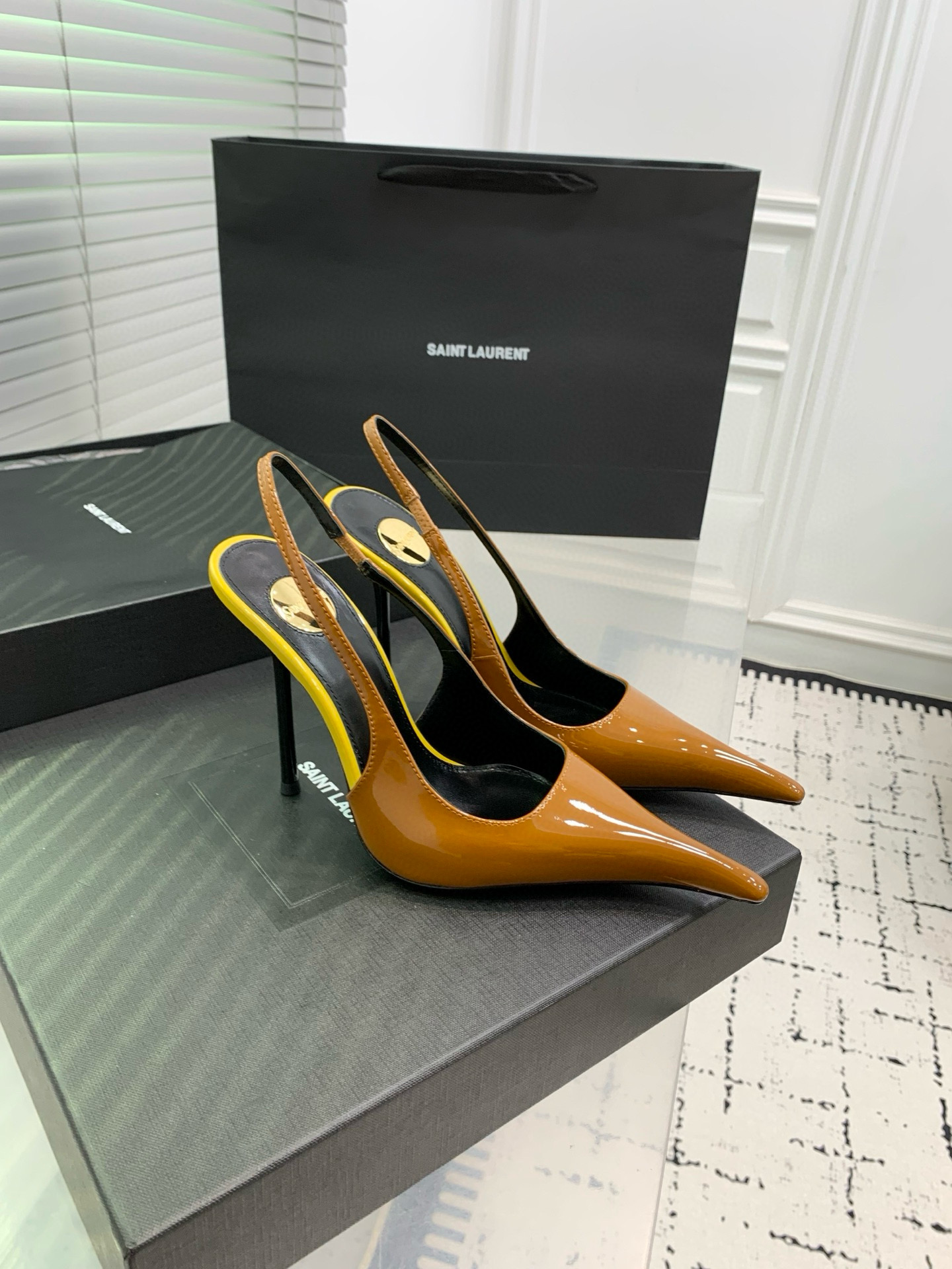 Туфли женские Saint Laurent slingback карамельно-коричневого цвета