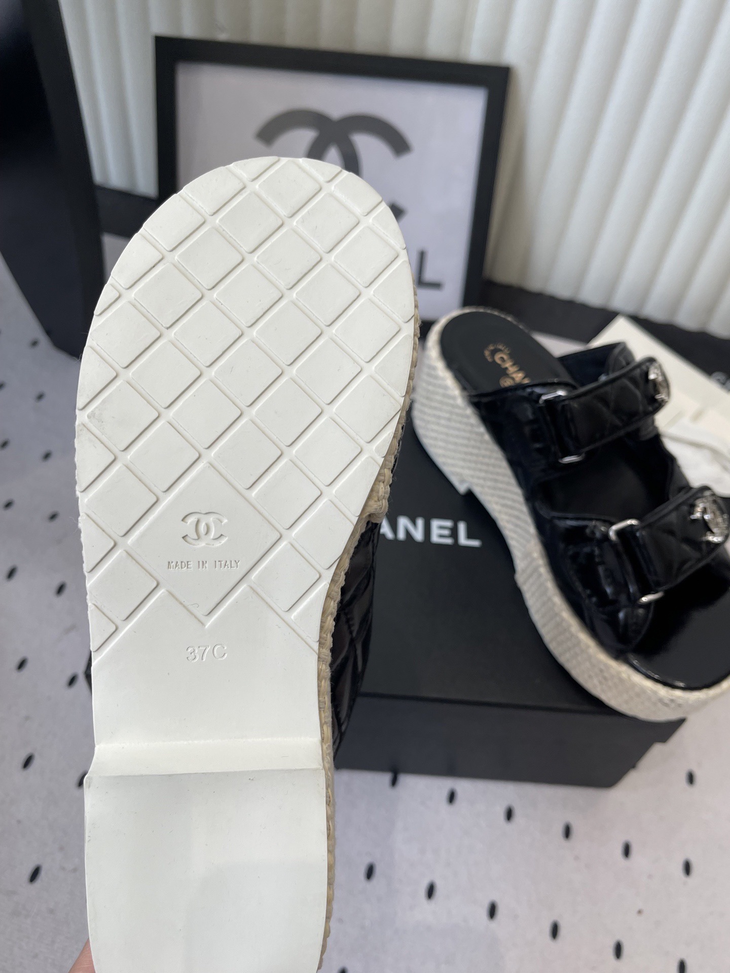 Шлёпанцы женские в стиле Chanel черного цвета на платформе