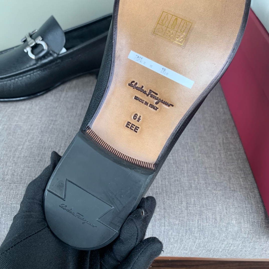 Лоферы мужские в стиле Salvatore Ferragamo из натуральной кожи с ладонной текстурой черного цвета