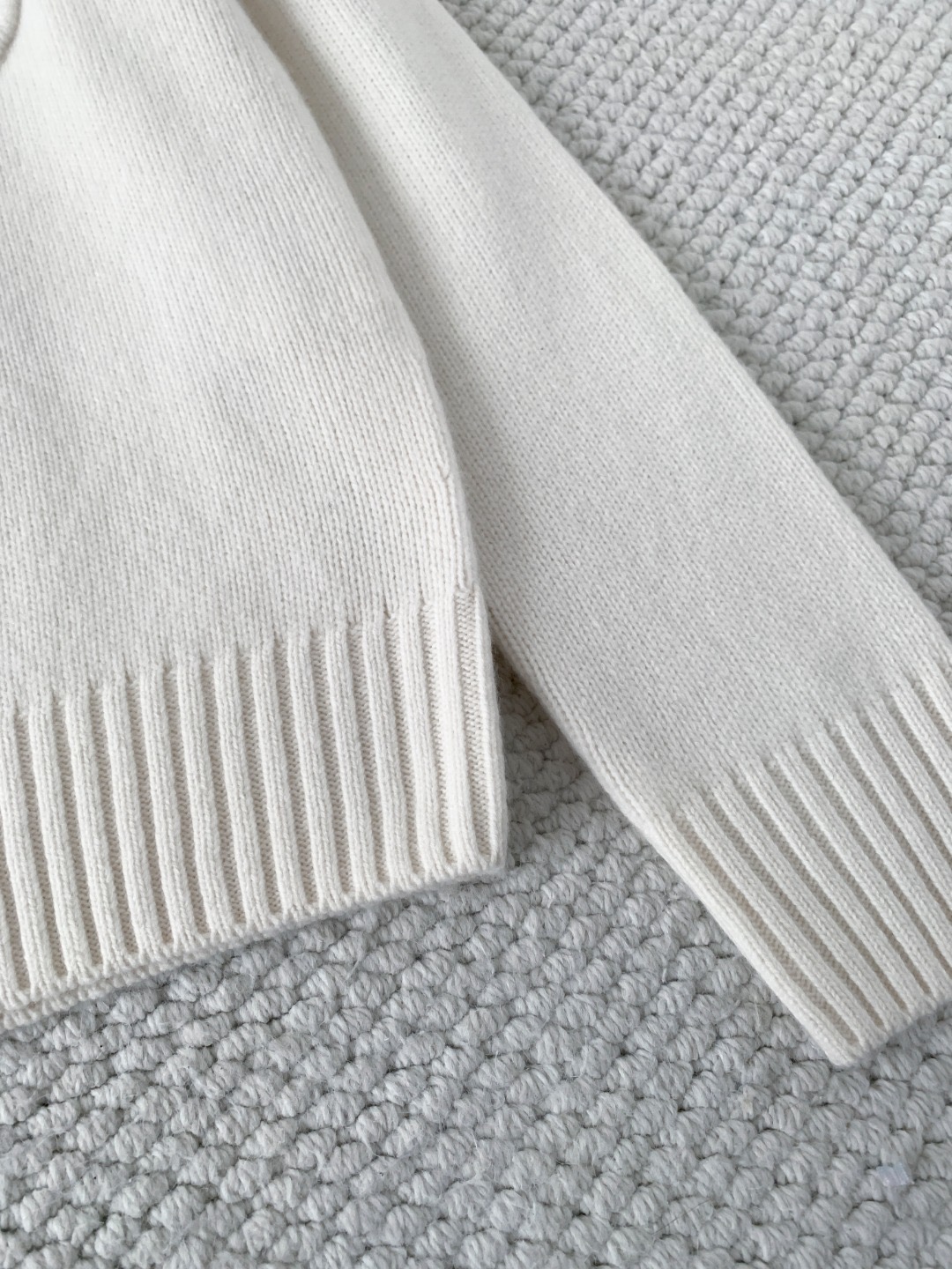 Свитер женский в стиле Prada из шерсти белого цвета с фирменной вышивкой