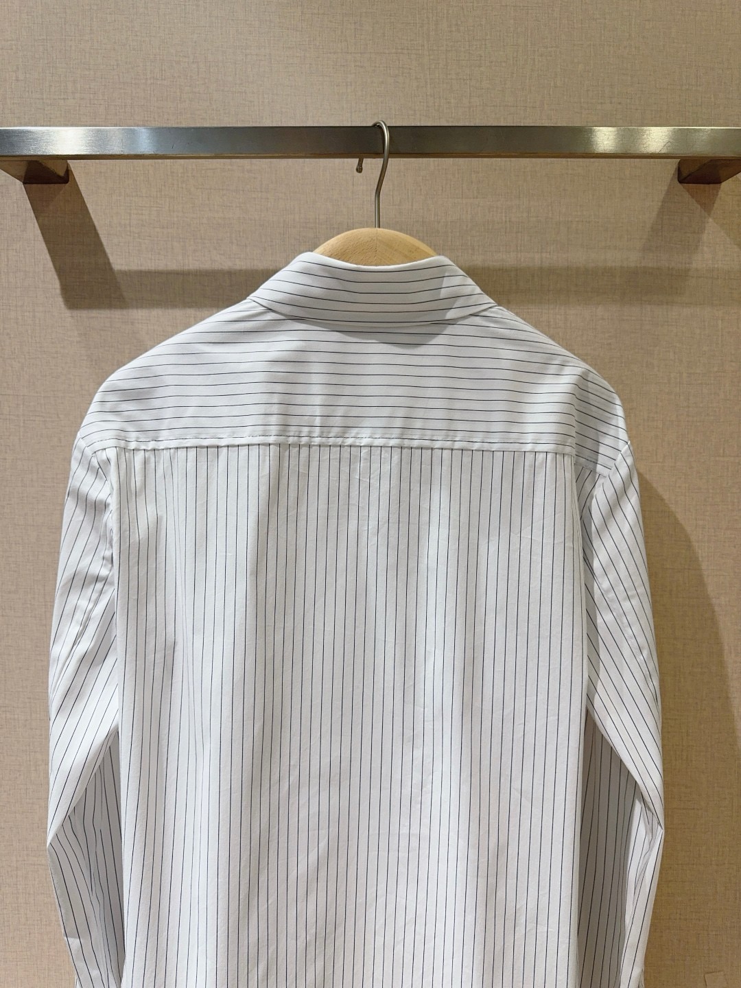 Рубашка женская Ports 1961 Striped Ruffle Detail Button-Up белого цвета в тонкую голубую полоску с оборками