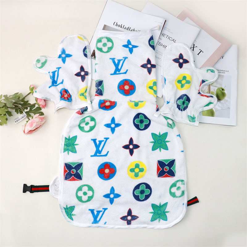 Халат-пончо для собак в стиле Louis Vuitton из махровой ткани белого цвета с разноцветным монограммным принтом