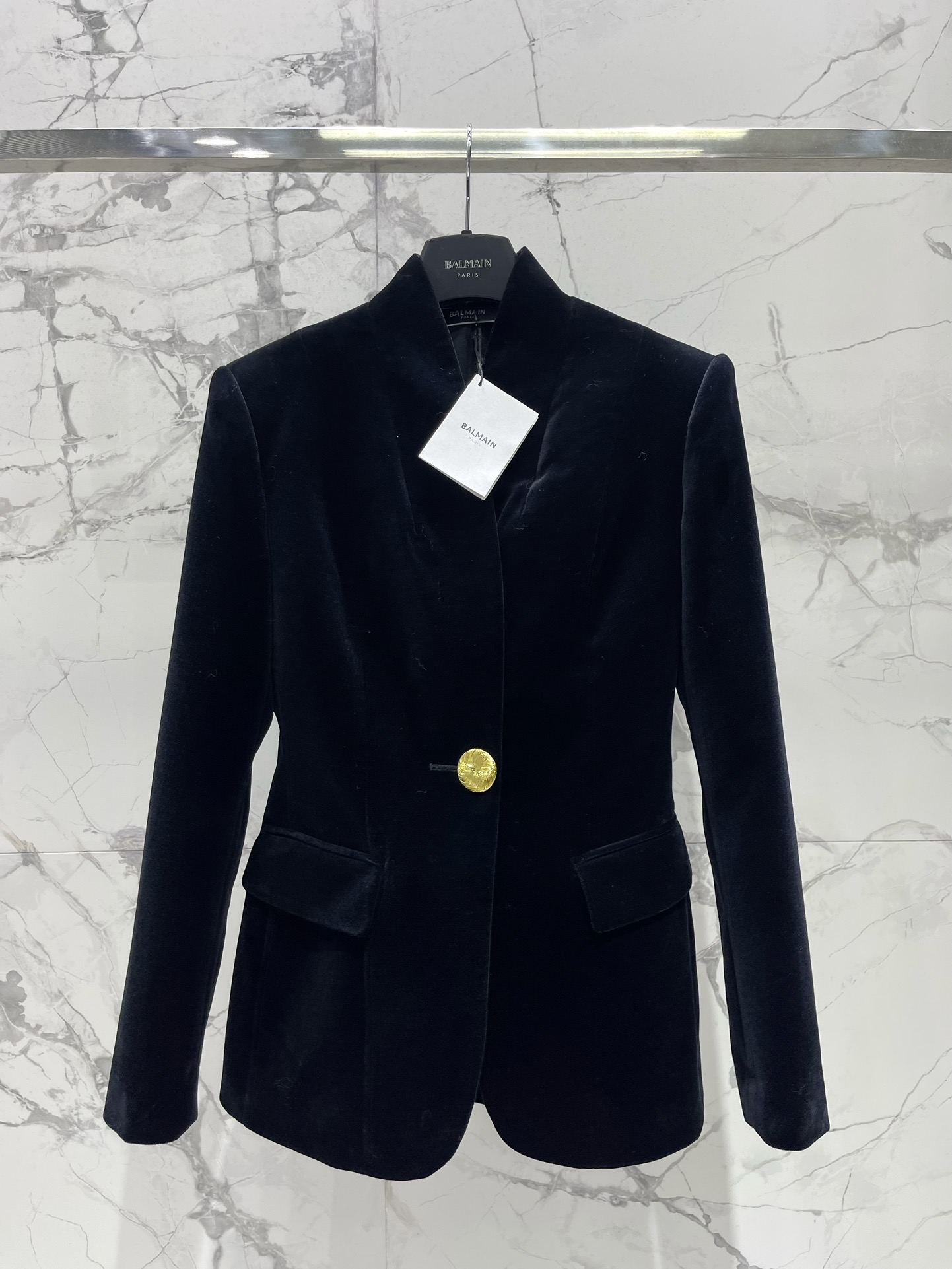 Пиджак женский в стиле Balmain из бархатной ткани тёмно-синего цвета с золотистой пуговицей