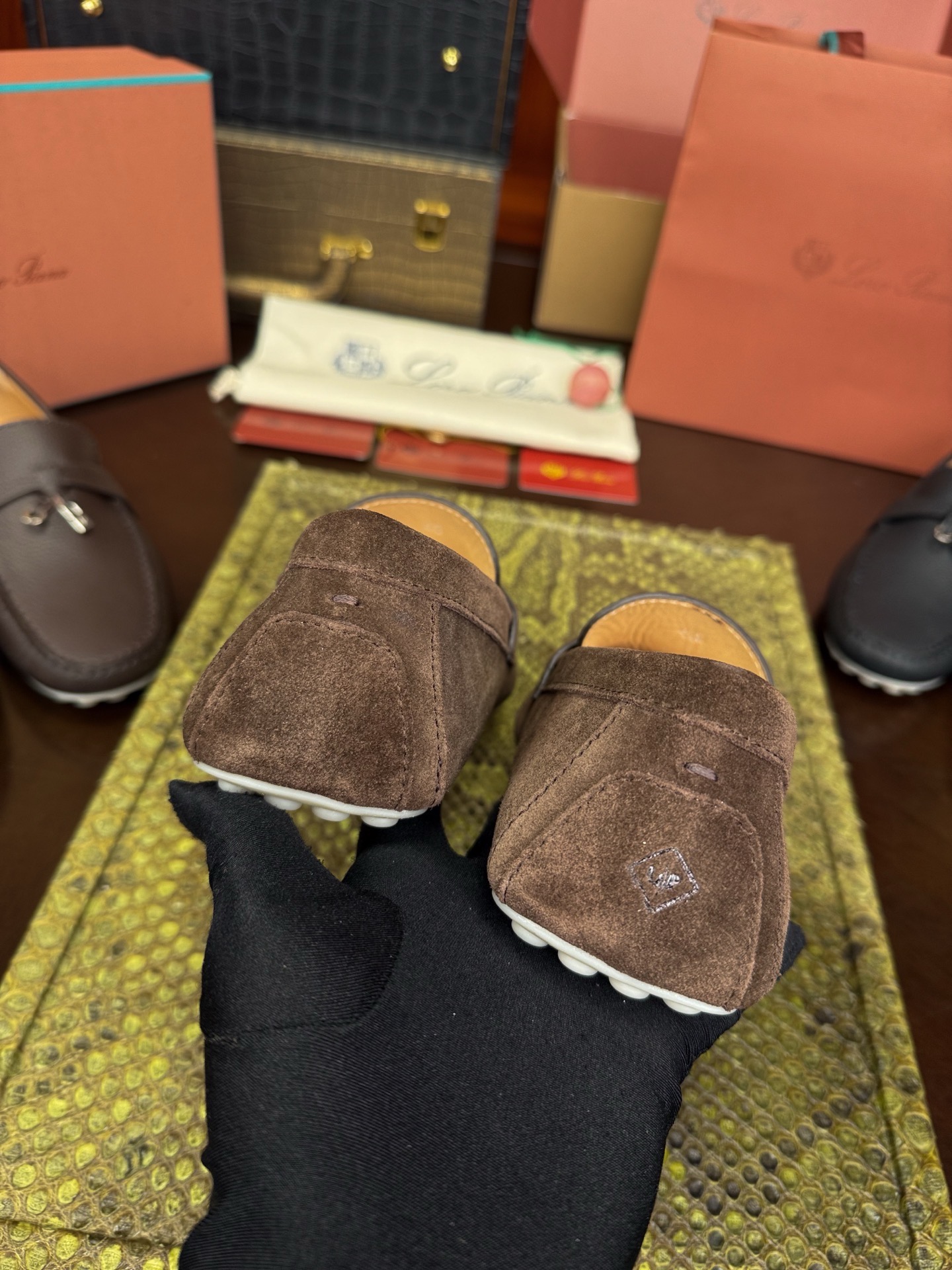 Мокасины мужские Loro Piana из натуральной замши тёмно-коричневого цвета