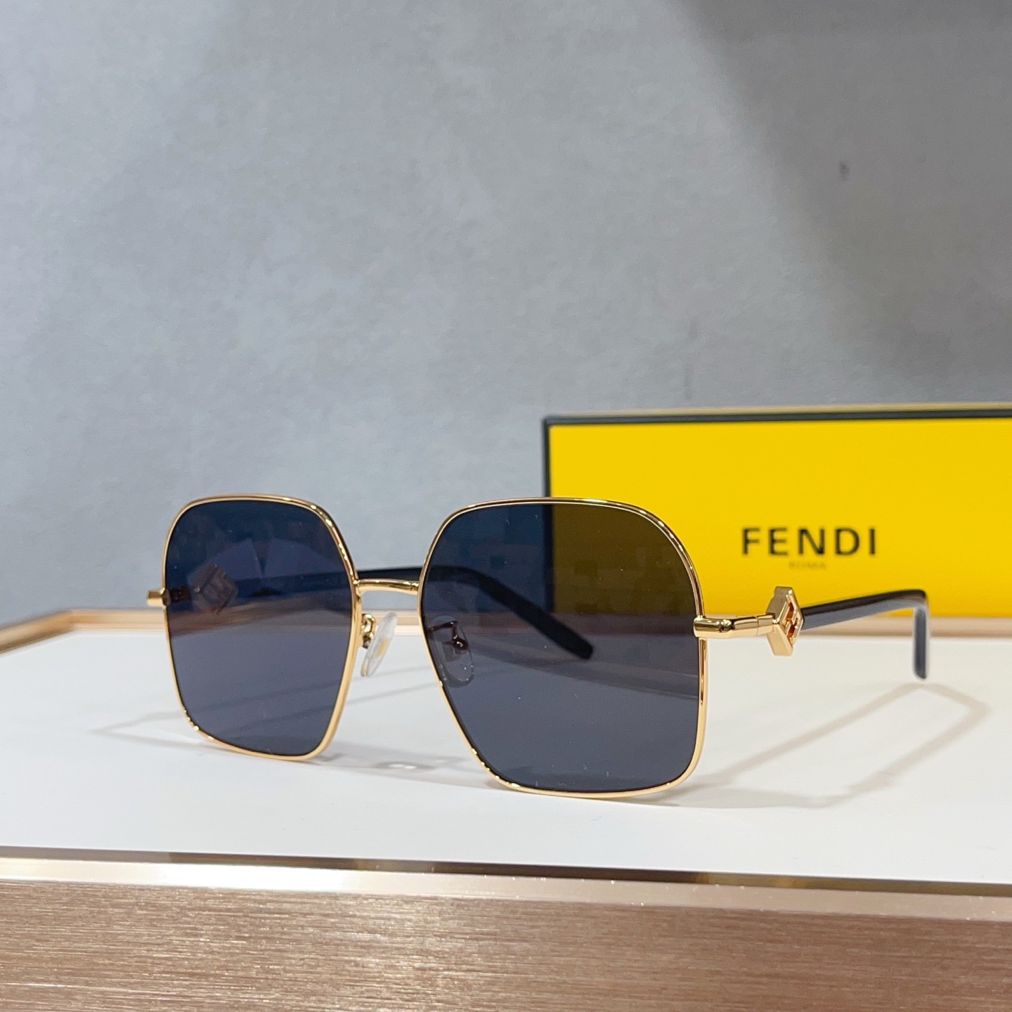 Очки солнцезащитные женские в стиле Fendi FE40218U