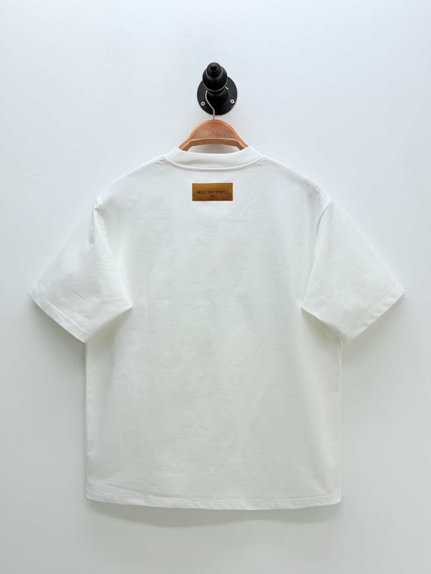 Футболка мужская в стиле Louis Vuitton из хлопка белого цвета с вышивкой логотипа