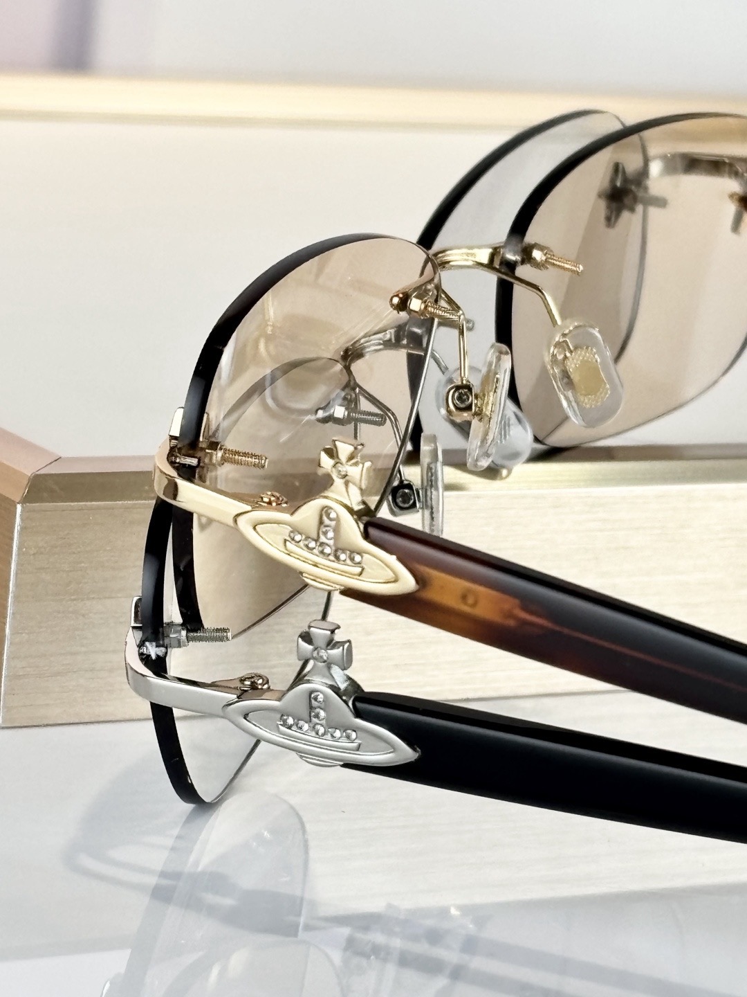 Очки солнцезащитные женские в стиле Vivienne Westwood