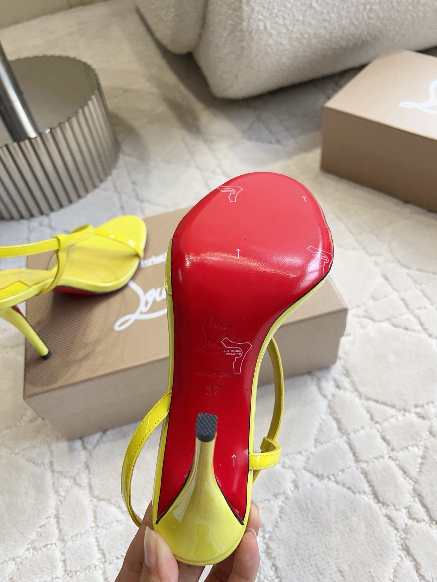 Босоножки женские в стиле Christian Louboutin So Kate желтого цвета