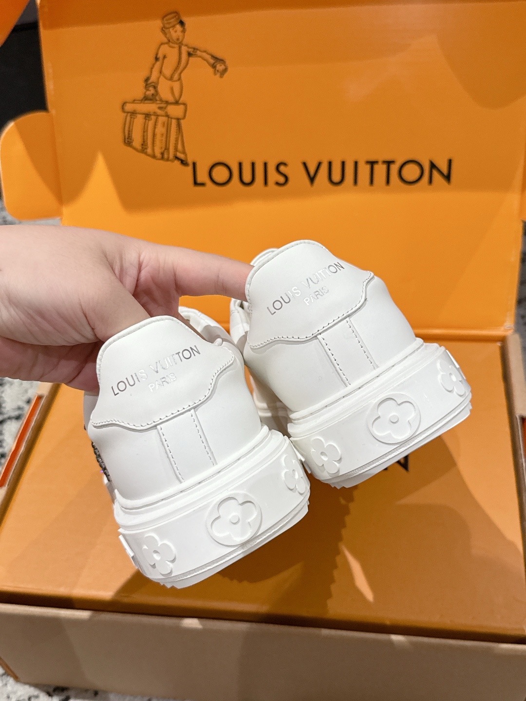 Кроссовки женские Louis Vuitton Time Out белого цвета