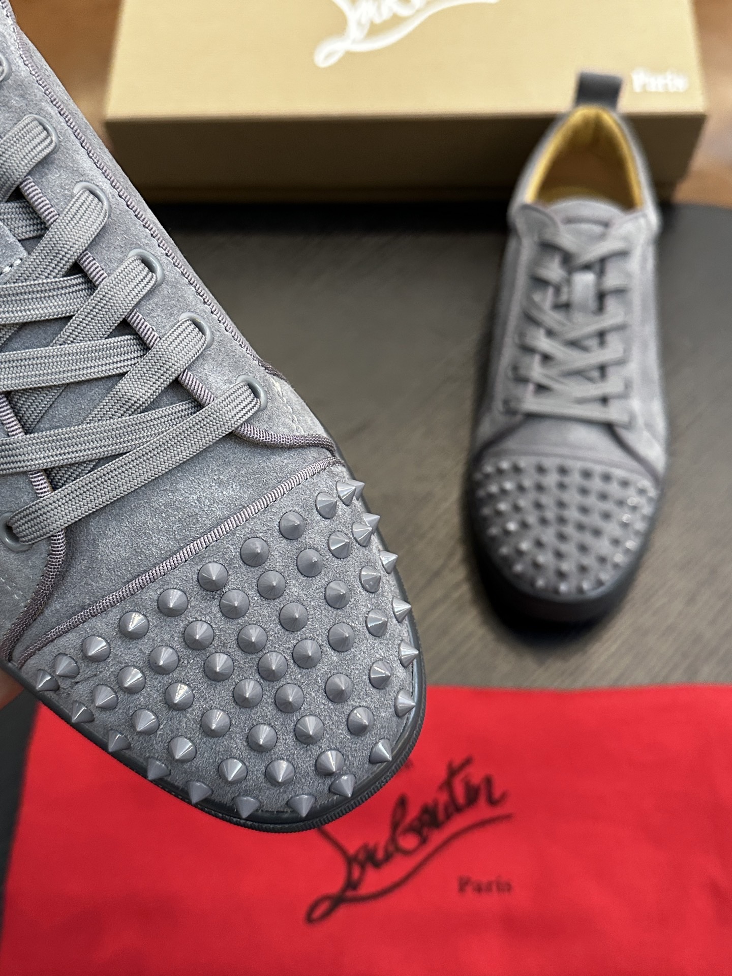 Кроссовки мужские в стиле Christian Louboutin серого цвета с шипами