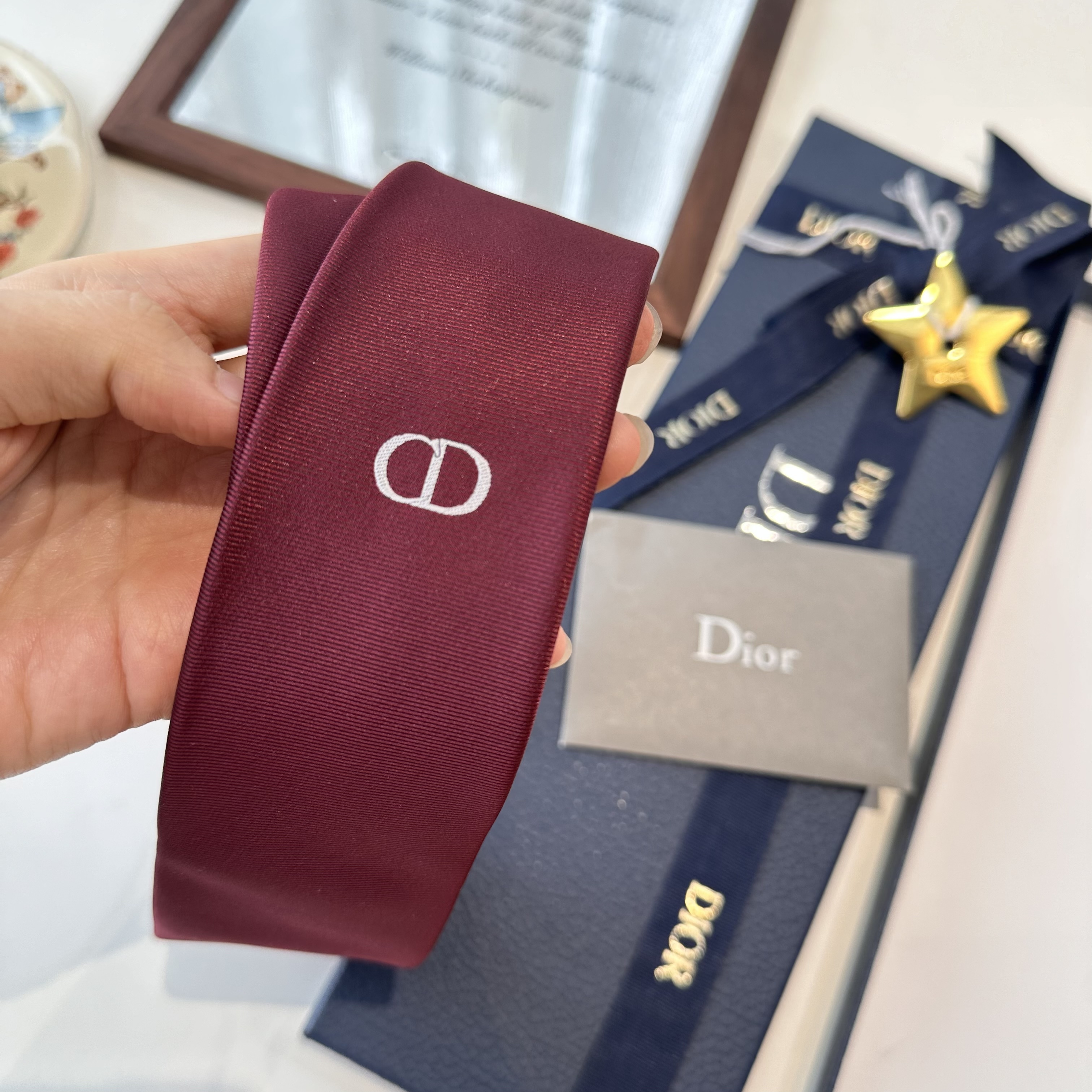 Галстук мужской Dior бордового цвета с вышивкой логотипа