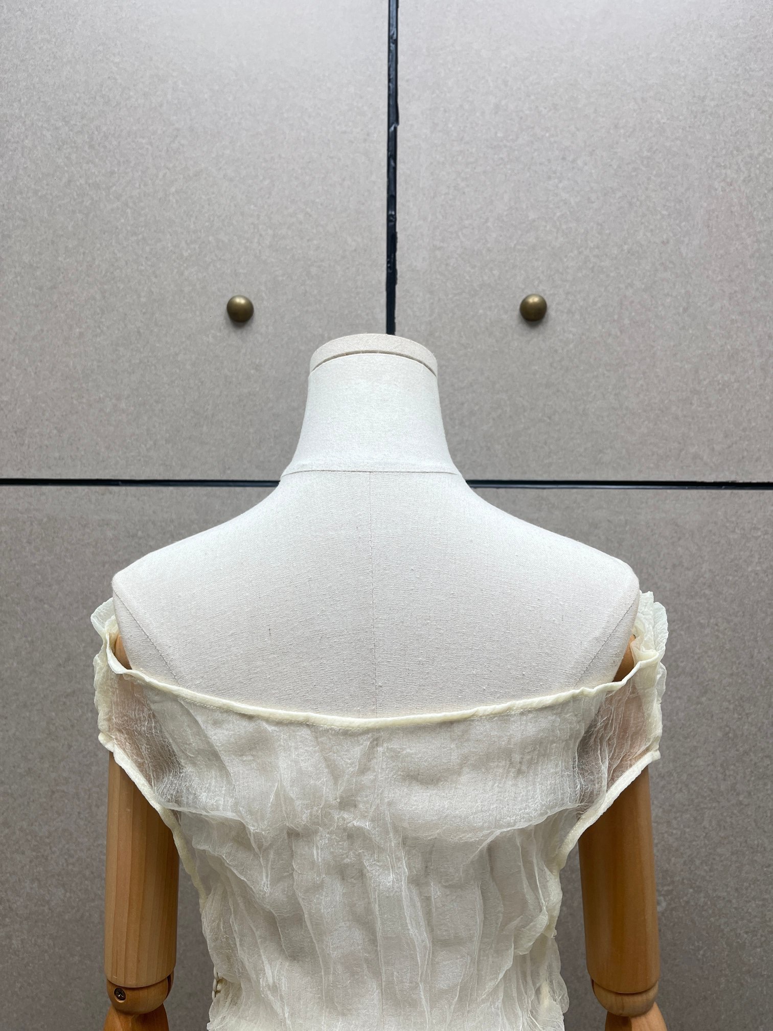 Комплект женский из органзы молочного цвета: топ с драпировкой и юбка миди с плиссировкой