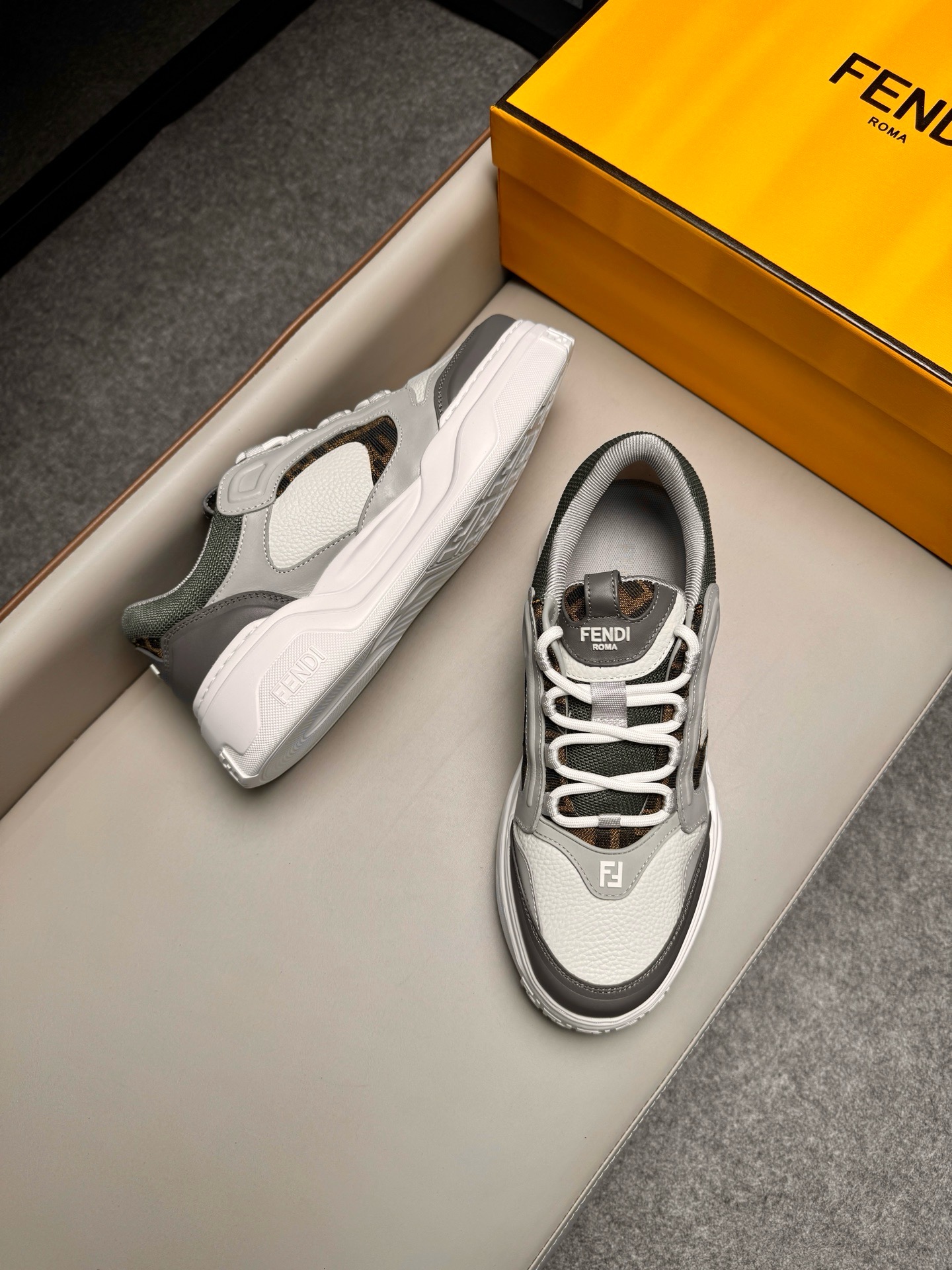 Кроссовки мужские в стиле Fendi серого цвета