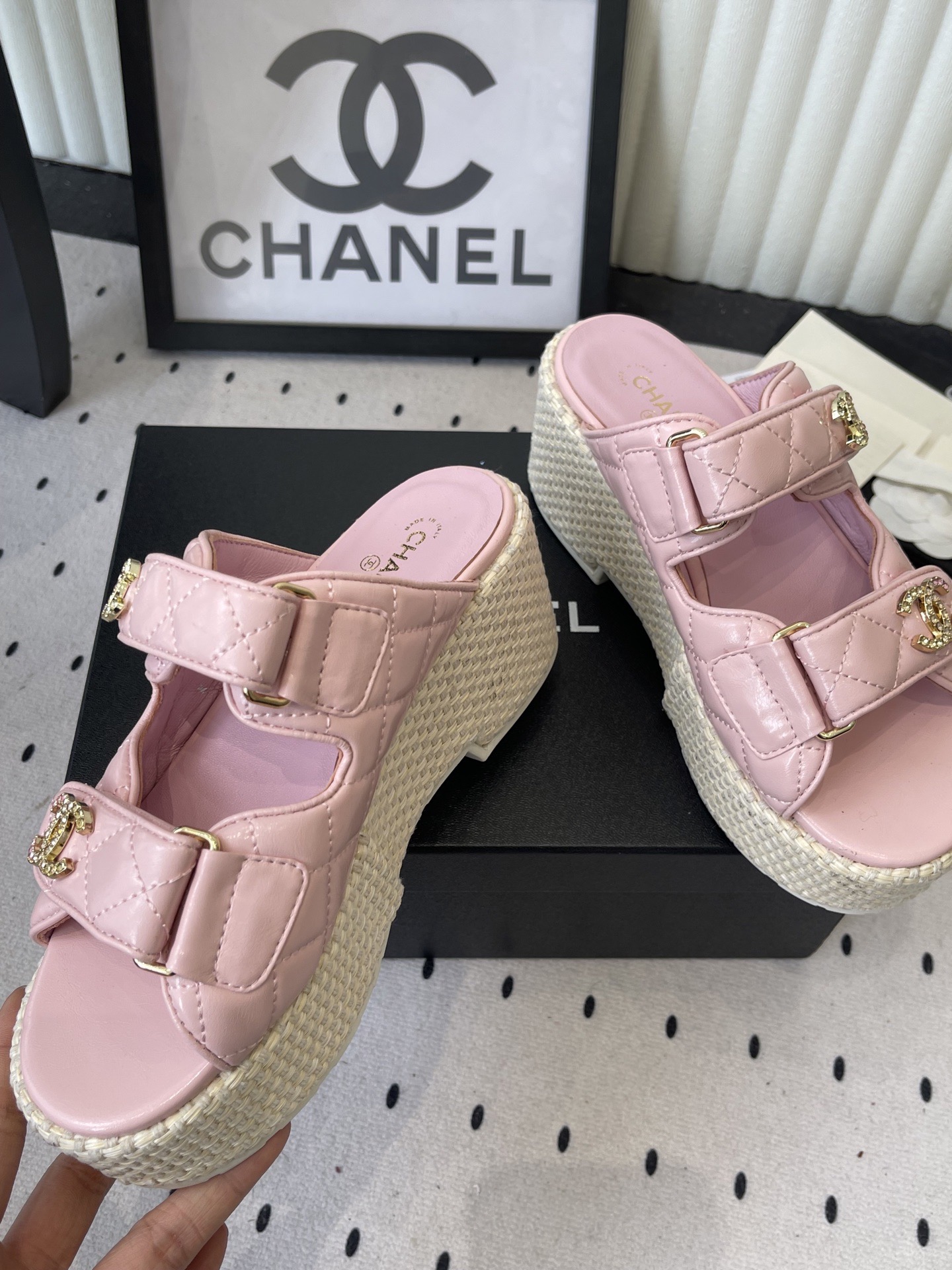 Шлёпанцы женские в стиле Chanel розового цвета на платформе